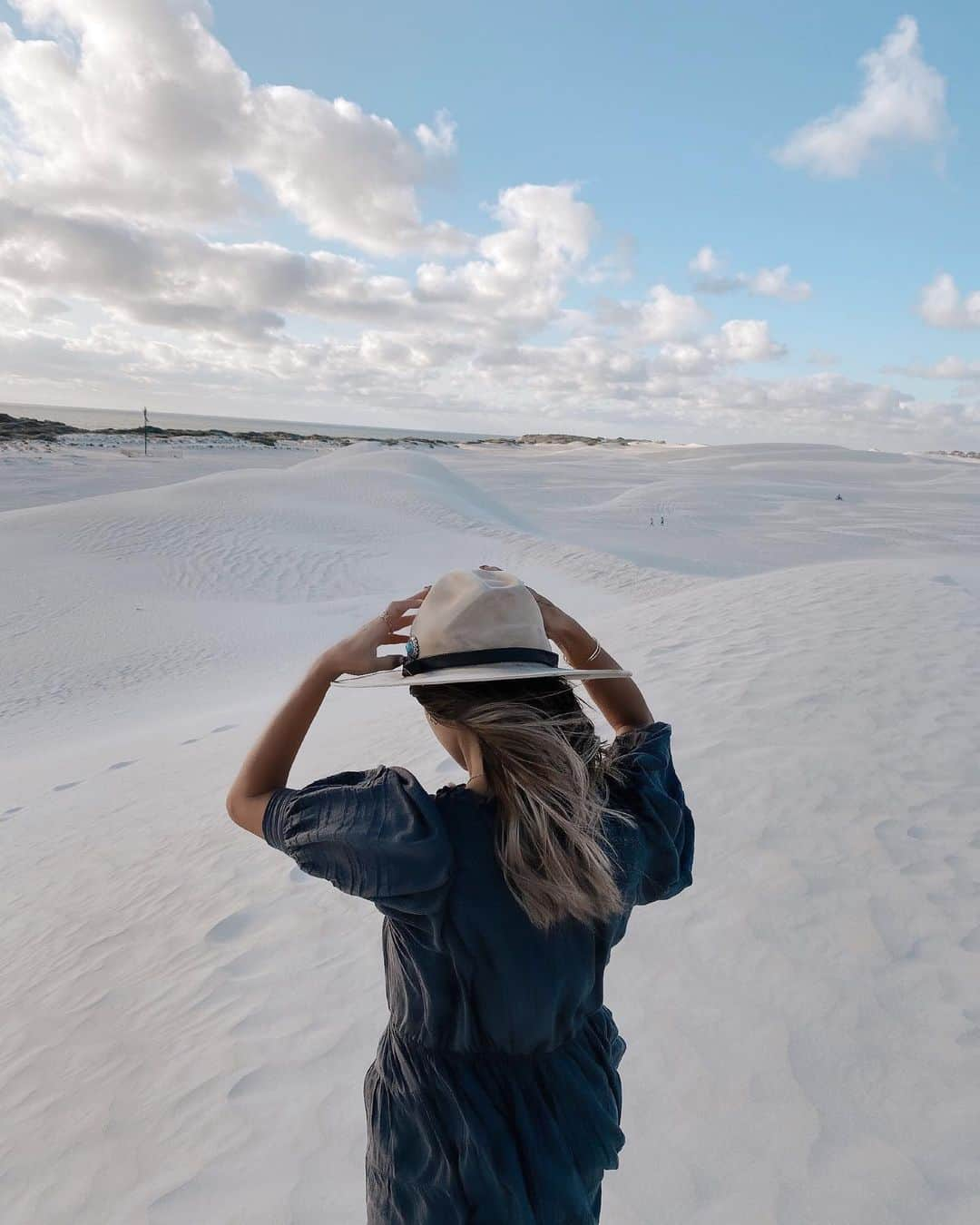 山中美智子さんのインスタグラム写真 - (山中美智子Instagram)「ここはLancelin Sand Dunes 真っ白な砂の丘🤍  丘の上は風が強かったけど🌬  白い砂漠みたいでとってもきれい🤍」2月11日 18時17分 - alexiastam1988