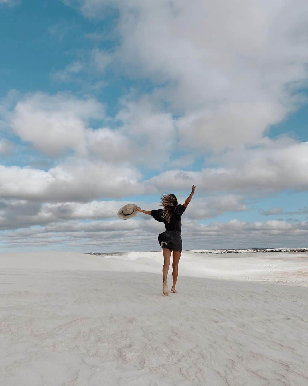 山中美智子さんのインスタグラム写真 - (山中美智子Instagram)「ここはLancelin Sand Dunes 真っ白な砂の丘🤍  丘の上は風が強かったけど🌬  白い砂漠みたいでとってもきれい🤍」2月11日 18時17分 - alexiastam1988