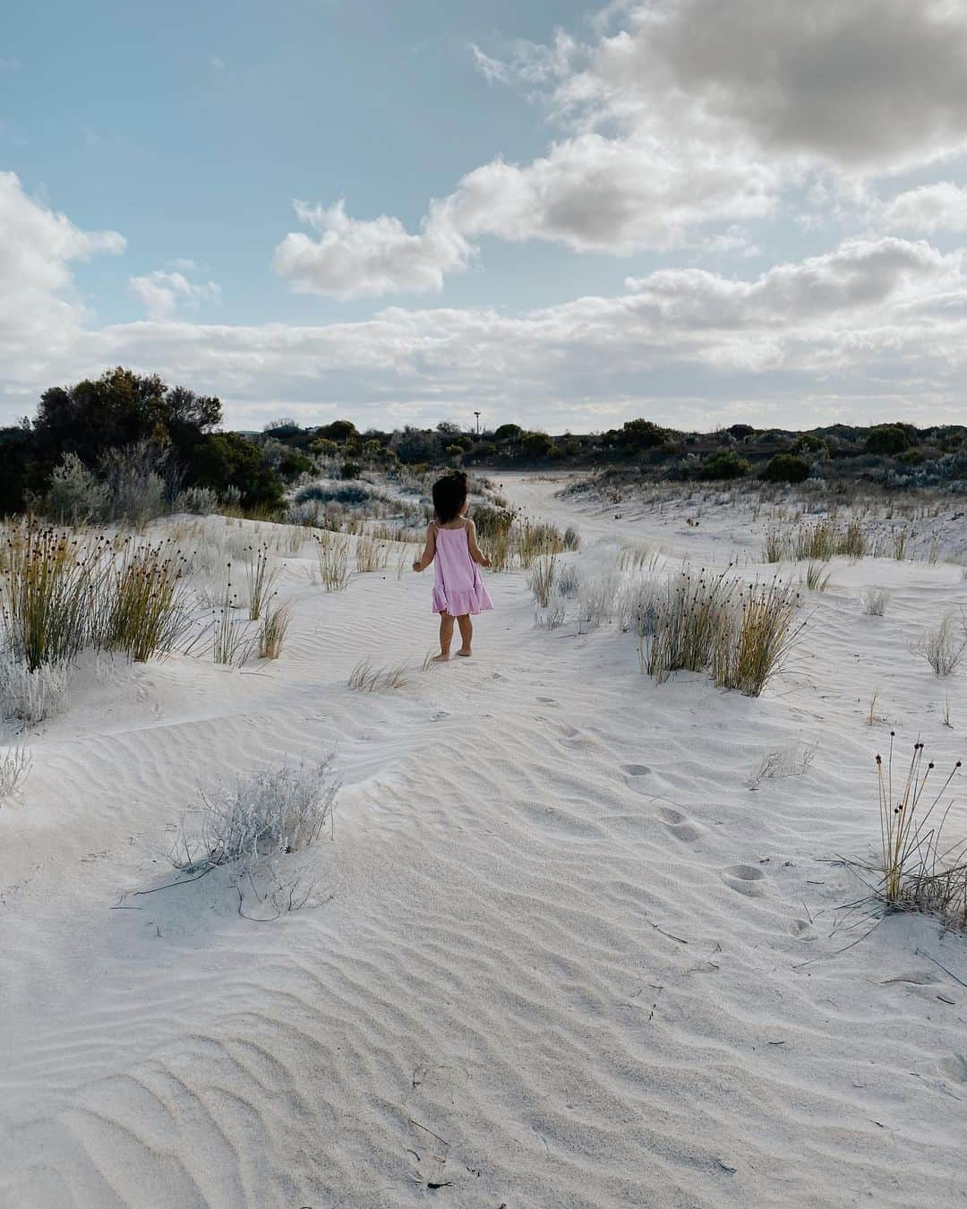 山中美智子さんのインスタグラム写真 - (山中美智子Instagram)「ここはLancelin Sand Dunes 真っ白な砂の丘🤍  丘の上は風が強かったけど🌬  白い砂漠みたいでとってもきれい🤍」2月11日 18時17分 - alexiastam1988