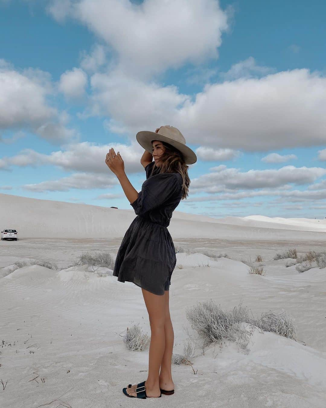 山中美智子さんのインスタグラム写真 - (山中美智子Instagram)「ここはLancelin Sand Dunes 真っ白な砂の丘🤍  丘の上は風が強かったけど🌬  白い砂漠みたいでとってもきれい🤍」2月11日 18時17分 - alexiastam1988