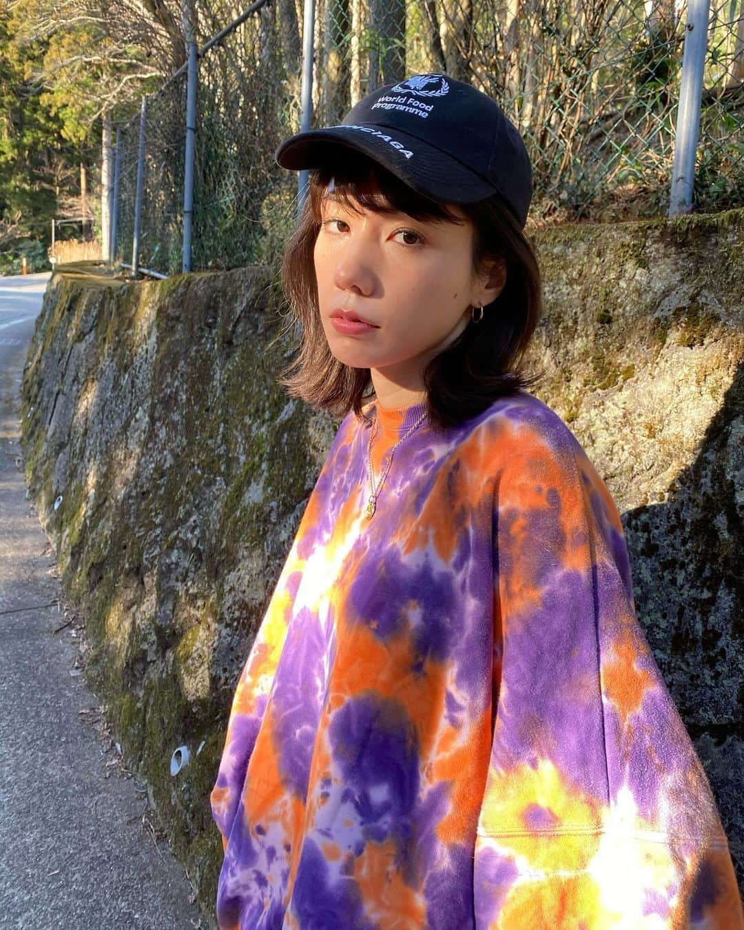仲里依紗のインスタグラム：「. タイダイとヒョウ柄🐆🌈 この組み合わせすきすきなやつ💫 . . cap @balenciaga  tops @jouetie_official  bottom @cookman.jp  sneaker @reebokclassicjp . #すました顔して #カッコつけてますが #とってもどんくさい #動画付き」