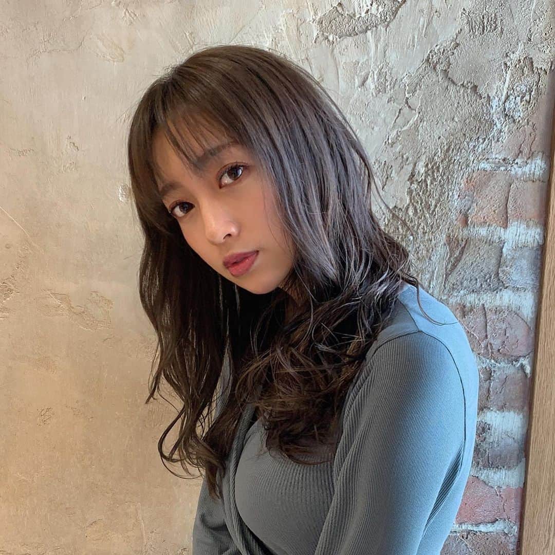 唯可（yuika）さんのインスタグラム写真 - (唯可（yuika）Instagram)「髪の毛の色をまたまた暗くしました✌︎ @miwa0119 さんにニュアンス伝えたら 毎回バッチリの色味にしてくれる😎  2枚目以降が加工なしのほんとの色味だよん」2月11日 9時35分 - yu.i.k.a