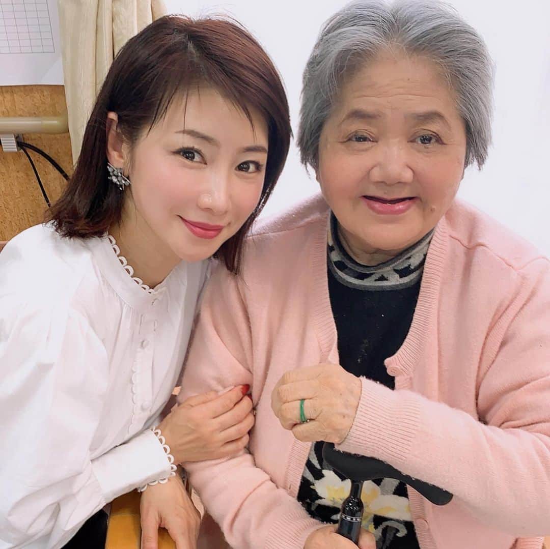 水谷雅子さんのインスタグラム写真 - (水谷雅子Instagram)「昨日は可愛らしいおばあちゃん達にメイク講座をさせて頂きました。💄✨ 女性にとってお化粧はとても身近なものですが、病気や介護によって遠ざかってしまいます。 今回みなさんにメイクをして綺麗になってもらいました。✨✨ メイクがだんだんと仕上がっていくうちに、表情も明るくなりお喋りも盛り上がってましたよ！💄😃❤️ みなさんに喜んで貰えてとても嬉しいです。 久しぶりに心も和み素敵な経験をさせて頂きました。☺️ みなさん本当にありがとうごさいました！✨ 社会福祉法人  名古屋ライトハウス 矢田マザー園  デイサービスセンター ⭐️アメブロ見て下さいね😉💖 #メイク講座#顔のマッサージ#メイクアップ #ナチュラルメイク#ミラクルチェンジ #社会福祉法人#名古屋ライトハウス #矢田マザー園 #マイナス10歳#元気#明るい#楽しい #デイサービス#可愛いおばあちゃん #ほっこり#優しい#楽しい時間 #水谷雅子#水谷雅子beautybook50の私」2月11日 9時35分 - mizutanimasako