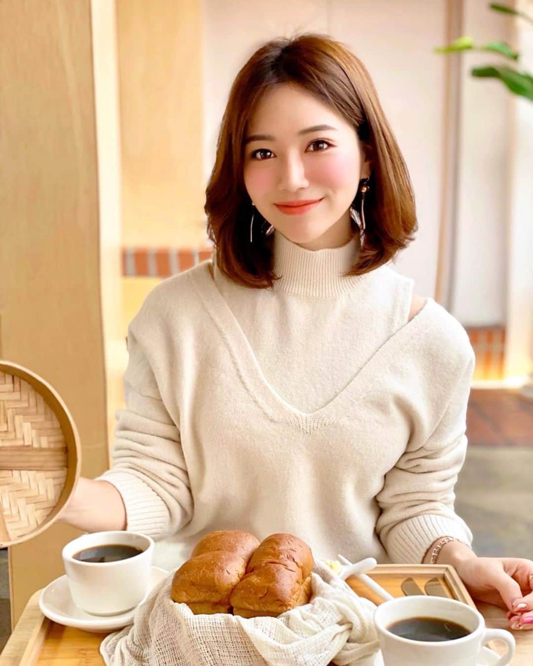 石井里奈さんのインスタグラム写真 - (石井里奈Instagram)「おはよん☀️💕 . 韓国で食べた私のオススメ朝ごはんシリーズ🍞❤️ . 📍益善洞(イクソンドン) ミルトースト 蒸篭に入って出てくる出来立てふわふわのスチーム食パンや、カステラのようなスフレトーストがいただけるこのお店💕食パンの概念が変わる程、新しい食感と甘さでとってもおいしかった🥰スチーム食パンは味が選べて栗を選んだら中に栗がたくさん🌰絶対リピートしたいパン好きにはたまらないお店でした🙆‍♀️ちなみに３枚目はスフレトーストを倒してごめんと笑ってる私🤣🙏 . 📍明洞 神仙ソルロンタン ソルロンタンを食べるなら絶対ここ❤️ 朝から晩まで行列が絶えませんでした✨とっても温まるし、コラーゲンたっぷりなのが嬉しい💕キムチをいれてちょっとアクセントを加えても🙆‍♀️ . 今回の韓国旅行で回ったところはどこも当たり⭕️だったのでぜひ紹介したいとおもって韓国投稿多めになりました👍 . 今日はずっと楽しみにしていた日🎵 お料理教室いってきます🍳 . みなさん、素敵な休日を💕 . #韓国観光 #韓国カフェ #インスタ映えスポット #韓国 #韓国旅行 #インスタ映え #海外旅行 #タビジョ #鍾路 #益善洞 #韓屋通り #韓国朝食 #韓国グルメ #食パン #韓国女子旅 #女子旅 #パン #パン好き #toast #ソルロンタン #明洞 #パン屋巡り #koreanfood #korea #visitkorea  #myongdong #ミルトースト #breakfast #gm #morning」2月11日 9時55分 - ri7tin1025