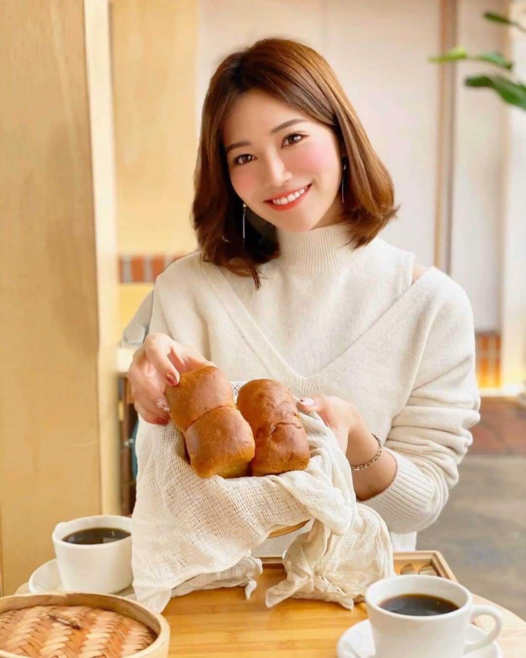 石井里奈さんのインスタグラム写真 - (石井里奈Instagram)「おはよん☀️💕 . 韓国で食べた私のオススメ朝ごはんシリーズ🍞❤️ . 📍益善洞(イクソンドン) ミルトースト 蒸篭に入って出てくる出来立てふわふわのスチーム食パンや、カステラのようなスフレトーストがいただけるこのお店💕食パンの概念が変わる程、新しい食感と甘さでとってもおいしかった🥰スチーム食パンは味が選べて栗を選んだら中に栗がたくさん🌰絶対リピートしたいパン好きにはたまらないお店でした🙆‍♀️ちなみに３枚目はスフレトーストを倒してごめんと笑ってる私🤣🙏 . 📍明洞 神仙ソルロンタン ソルロンタンを食べるなら絶対ここ❤️ 朝から晩まで行列が絶えませんでした✨とっても温まるし、コラーゲンたっぷりなのが嬉しい💕キムチをいれてちょっとアクセントを加えても🙆‍♀️ . 今回の韓国旅行で回ったところはどこも当たり⭕️だったのでぜひ紹介したいとおもって韓国投稿多めになりました👍 . 今日はずっと楽しみにしていた日🎵 お料理教室いってきます🍳 . みなさん、素敵な休日を💕 . #韓国観光 #韓国カフェ #インスタ映えスポット #韓国 #韓国旅行 #インスタ映え #海外旅行 #タビジョ #鍾路 #益善洞 #韓屋通り #韓国朝食 #韓国グルメ #食パン #韓国女子旅 #女子旅 #パン #パン好き #toast #ソルロンタン #明洞 #パン屋巡り #koreanfood #korea #visitkorea  #myongdong #ミルトースト #breakfast #gm #morning」2月11日 9時55分 - ri7tin1025