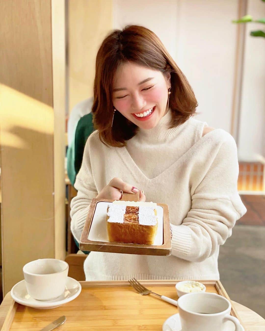 石井里奈さんのインスタグラム写真 - (石井里奈Instagram)「おはよん☀️💕 . 韓国で食べた私のオススメ朝ごはんシリーズ🍞❤️ . 📍益善洞(イクソンドン) ミルトースト 蒸篭に入って出てくる出来立てふわふわのスチーム食パンや、カステラのようなスフレトーストがいただけるこのお店💕食パンの概念が変わる程、新しい食感と甘さでとってもおいしかった🥰スチーム食パンは味が選べて栗を選んだら中に栗がたくさん🌰絶対リピートしたいパン好きにはたまらないお店でした🙆‍♀️ちなみに３枚目はスフレトーストを倒してごめんと笑ってる私🤣🙏 . 📍明洞 神仙ソルロンタン ソルロンタンを食べるなら絶対ここ❤️ 朝から晩まで行列が絶えませんでした✨とっても温まるし、コラーゲンたっぷりなのが嬉しい💕キムチをいれてちょっとアクセントを加えても🙆‍♀️ . 今回の韓国旅行で回ったところはどこも当たり⭕️だったのでぜひ紹介したいとおもって韓国投稿多めになりました👍 . 今日はずっと楽しみにしていた日🎵 お料理教室いってきます🍳 . みなさん、素敵な休日を💕 . #韓国観光 #韓国カフェ #インスタ映えスポット #韓国 #韓国旅行 #インスタ映え #海外旅行 #タビジョ #鍾路 #益善洞 #韓屋通り #韓国朝食 #韓国グルメ #食パン #韓国女子旅 #女子旅 #パン #パン好き #toast #ソルロンタン #明洞 #パン屋巡り #koreanfood #korea #visitkorea  #myongdong #ミルトースト #breakfast #gm #morning」2月11日 9時55分 - ri7tin1025