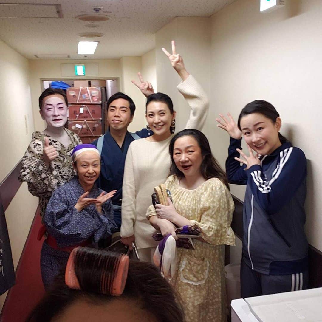 田中美里のインスタグラム：「先日、松竹新喜劇観てきました。 大好きな方たちに囲まれて。 みんなのお芝居を観逃したくないから、もうどこ観ていいのやら、、。 あっち見てこっち見て、、首がいたい、、。 見どころ満載でした。 涙あり笑いあり。  4時間長いのかなぁと思ったらあっという間でした。  久しぶりに天外お父ちゃんにも逢えたし、嬉しかった！  今日が千穐楽。 またお逢いする日を楽しみに私もがんばろ。  #松竹新喜劇 #新橋演舞場 #駕籠や捕物帳 #家族はつらいよ #写ってない方もいるけど #みなさん #いろんな役を演じ分けられる #笑いの絶えない方たち」