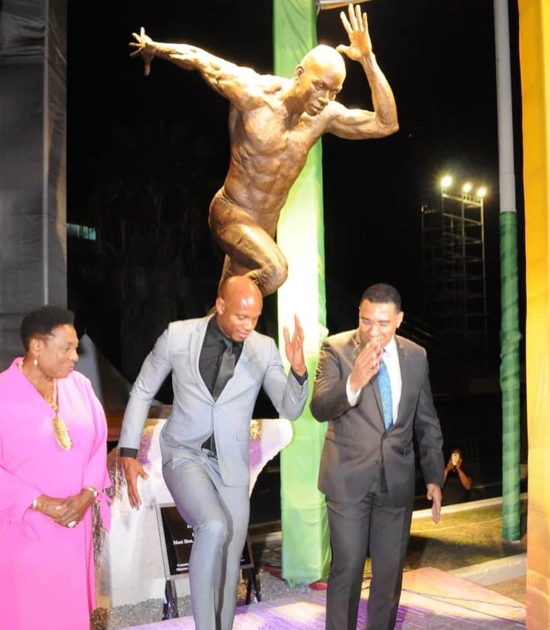 アサファ・パウエルさんのインスタグラム写真 - (アサファ・パウエルInstagram)「This statue is a living testimony that anything in life  is possible ,no matter where you come from .With hard work and dedication the impossible is possible.Thank you all for your support throughout the years . Thank you Jamaica 🇯🇲 #statueman #sureal #anythingispossible #dreambig」2月11日 10時04分 - asafasub10king