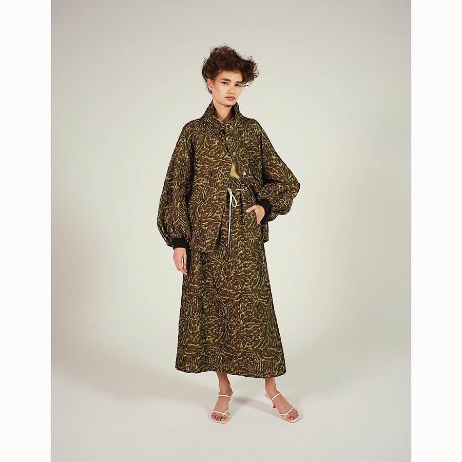 のインスタグラム：「20SS［ AFRO MODE ］ 25ans サステイナブル特集ページ掲載. (p.141)jacquard skirt/¥45,000+tax.  イタリアで作られた、リサイクルポリエステル糸を使用したエコ素材のスカートです。 環境に優しいだけでなく、インポート生地ならではの大胆な柄や色使いも魅力です。  @near.nippon_press 詳細はホームから (HOME PAGE→info)  #nearnippon #25ans #sustainable #エコ素材 #ふくれジャカードスカート #20SS #womensfashion #womenswearblogger」
