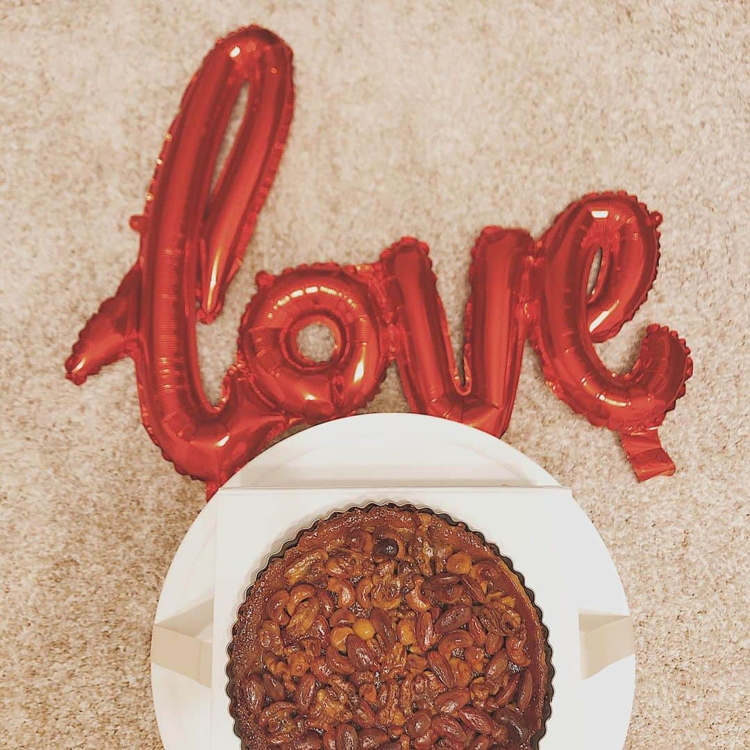 ᴱᴸᵞさんのインスタグラム写真 - (ᴱᴸᵞInstagram)「Happy Valentine❤️ 少し早めのバレンタイン 去年作ってあげられなかったから 今年はちゃんと手作り！！ Jakeが好きなナッツを使って、 キャラメルナッツタルト🥜にしました。 喜んでくれてよかった♡♡ . #happyvalentine #valentines #バレンタイン #バレンタイン手作り #お菓子作り #キャラメルナッツ #キャラメルナッツタルト」2月11日 10時09分 - diary___ely