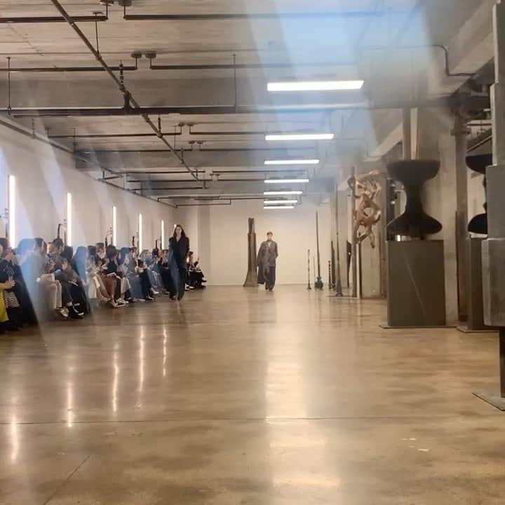 大塚良子のインスタグラム：「@therow #nyfw2020 #fw プレスリーの名曲〝好きにならずにいられない〟 と共にスタートした#therow の秋冬コレクション 素晴らしいルックの数々は洗練さを極めながらも女性らしく円やか、それでいて実用的。 これぞNYが誇るラグジュアリーブランドだと言わんばかりの圧倒的な存在感、この服を全身に纏い似合う女性になりたい、いやなるんだと観るたび思う。 あぁ素敵だった。」