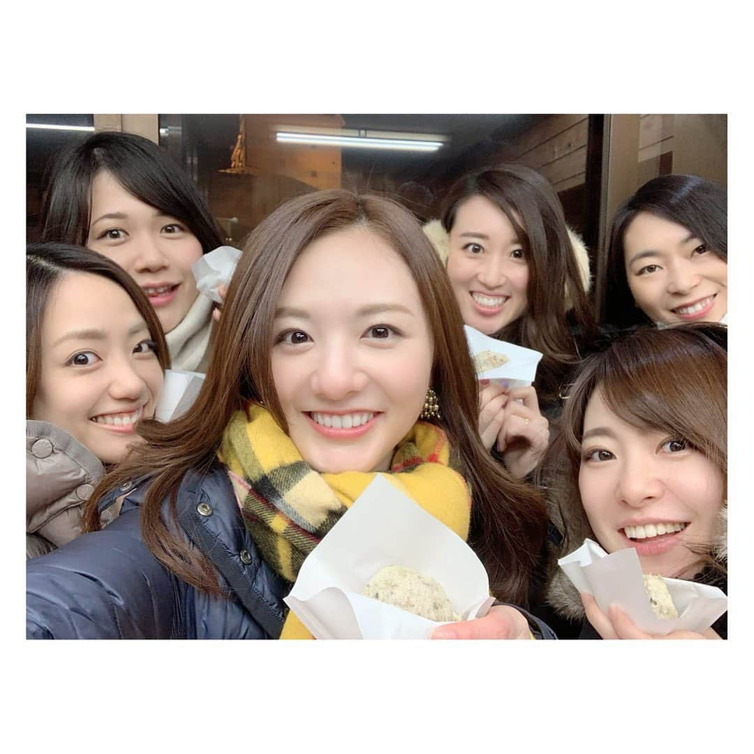 小菅晴香さんのインスタグラム写真 - (小菅晴香Instagram)「・﻿ 温泉といえば温泉まんじゅう🍵♨️﻿ ﻿ 寒かったので揚げたての揚げまんじゅうを﻿ みんなで食べました🤤﻿ ﻿ 揚げている動画を撮っていたら﻿ 友達が平成感漂う感想を述べていたので﻿ 音声付きで載せちゃいます🤭❣️﻿ （勝手にごめん笑）﻿ ﻿ 他にも上州牛のすき焼きを頂いたり﻿ 夜中にお酒を飲みながら話あかしたり﻿ 温泉の他にもたーっぷり楽しみました🎶﻿ ﻿ 友達との時間、尊い…🥺✨﻿ ﻿ ﻿ ﻿ #草津温泉 #揚げ饅頭 #あげあげ 笑 #小菅晴香 #フリーアナウンサー #セントフォース」2月11日 10時37分 - haruka.kosuge