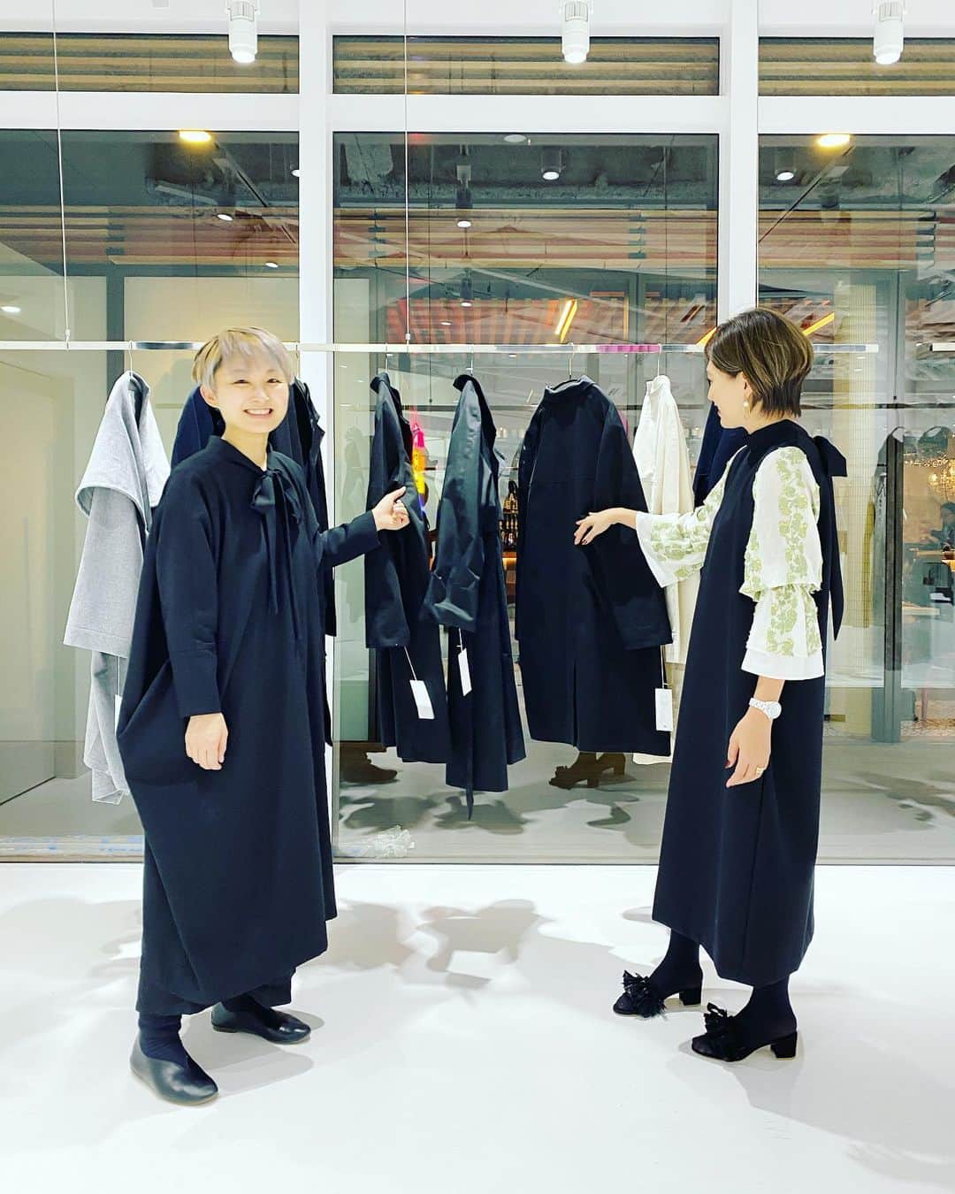 廣瀬規子のインスタグラム：「昨日、2/10より　@hamon_omotesando  今月の営業が始まりました🙋‍♀️💕 ・ ・ 本日は　@hamon_clothes  デザイナーのくみこさんもお店にいらっしゃいます🤗 ・ ・ 私が着ているのは先月あっという間に完売してしまった、後ろがリボンになっているウールギャバの袖違いワンピースです😊 お袖部分を変えて、何点か新しく入荷しています❣️ ・ また、超！オススメのトレンチコートも入荷しました🥰 こちらはユニセックスです✨ ・ 2枚目の動画でトレンチ着てます💕 ・ ・ #hamonclothes  #hamonomotesando  #fashion #onepiece #trenchcoat  #omotesando  #kiryu」