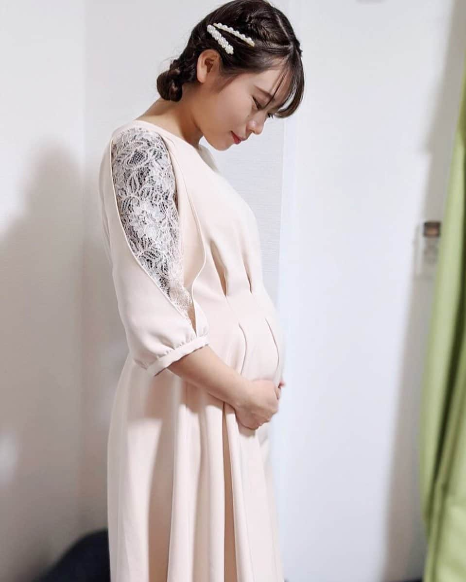 立花このみさんのインスタグラム写真 - (立花このみInstagram)「. #マタニティフォト 🤰 #25w2d #7months . 今週で25週に入りました♡ 日に日にデカくなるのが 実感できるこのお腹。 赤ちゃんの大きさは 800~1000gらしい！ . あたしはまた寝悪阻なのか 毎晩22時には眠りに つくようになったんだけど 夜中は胎動が激しかったり こむら返り(ふくらはぎの吊り) が頻繁に起きて恐怖で寝つけない日も出てきた💦 23週目からは腰痛も出てきて 身体にボロが出てくる〜🥺 けど、こうしてママは強くなるんだね！ . お腹をさすったり ポコポコ動いてるのを実感すると 外と中でもこうしてお話が出来てるんだなぁとすごく愛おしいの💕 本当に、ひたすら可愛い👶🏻 . "べびたーん 元気に生まれてきてね♡  焦らず今はお腹の中で楽しんでね♡  お外の世界ではパパとママが  愛情たっぷり待ってるからね‼︎ LOVE強めのママより🥰" . . . . #プレママ #妊婦生活 #妊婦7ヶ月 #妊婦レポ #マタニティ #177日目 #胎動 #こむら返り #こむらがえり対策 #教えてください #プレママさんと繋がりたい #instagood #instalike #followme」2月11日 10時34分 - avilla_konomi