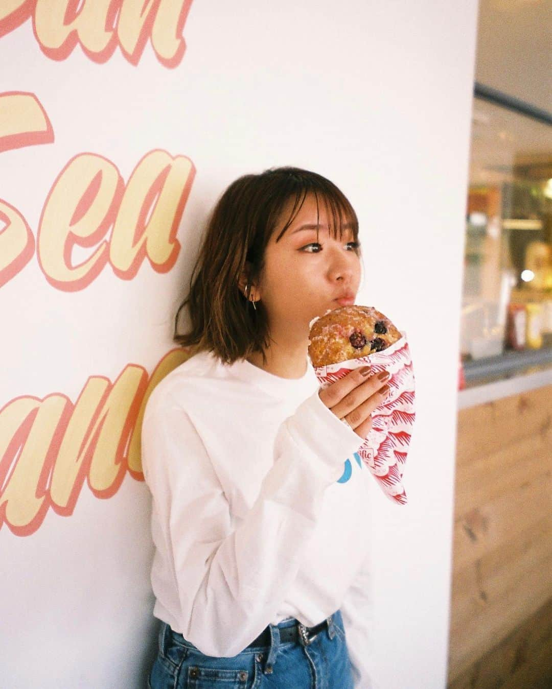 Aya（高本彩）さんのインスタグラム写真 - (Aya（高本彩）Instagram)「@pacificdrivein_shinjuku のブルーベリーチーズスコーンがほんっとに美味しいのですよ🧁❤️ photo by @koba052703  #pacificdrivein  #ルミネエスト新宿  #ブルーベリーチーズスコーン #甘いの苦手な人でも食べれる #お店で一つ帰っても一つたべた笑 #イケメンが撮ってくれたよ🙋‍♂️」2月11日 10時34分 - aya_dream04