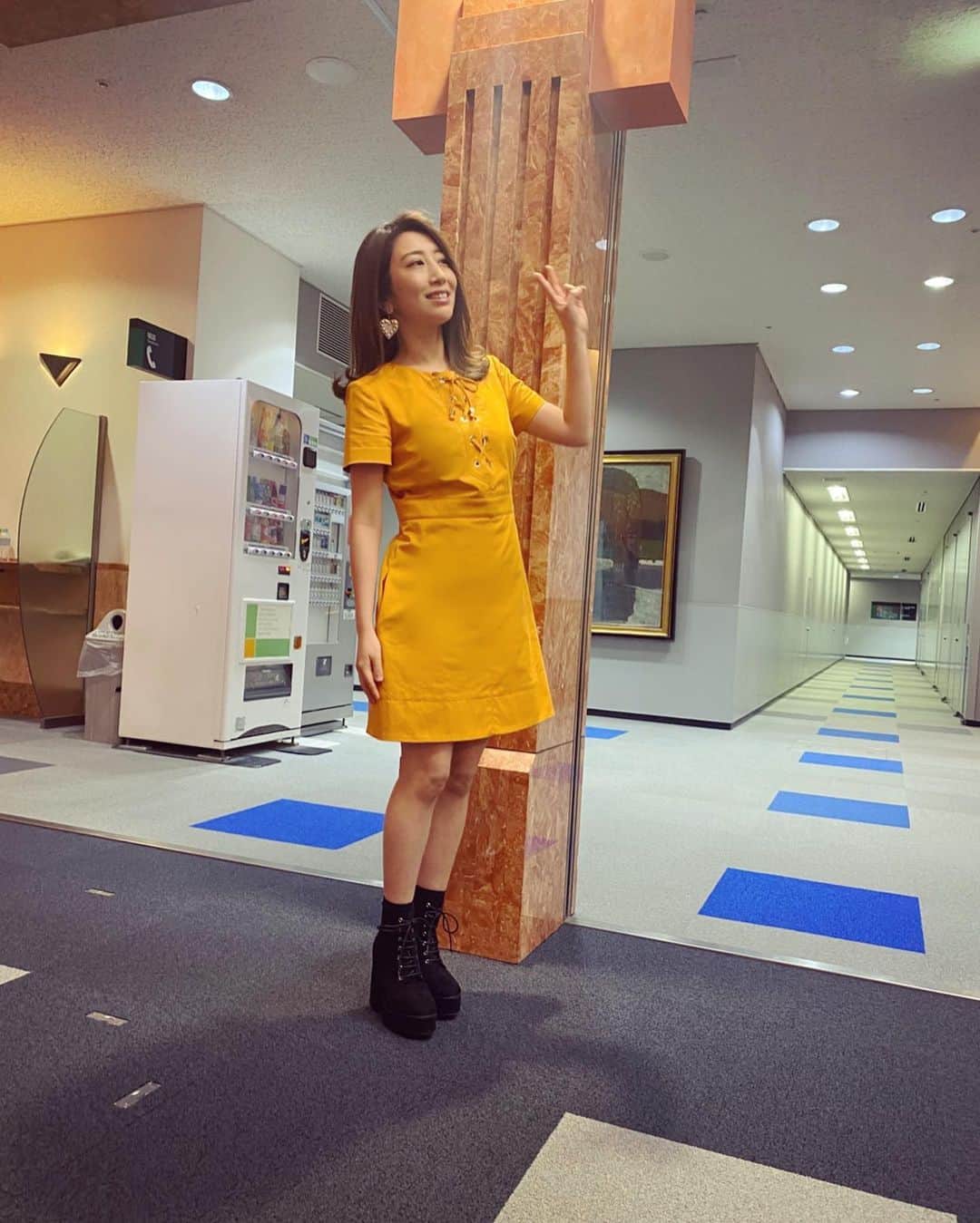 のインスタグラム：「みんなおはよー☀️ 今日の生放送📺 グッどらっくも終わり！ 今日は　 オレンジジュースより オレンジでした🍊 オレンジはこんな気持ちで 生きているのかと 思いました😌 そして 番組ランキングのチョコを グッとラック通りに 買い集めました。 いただきまーす🍫  #グッとラック」