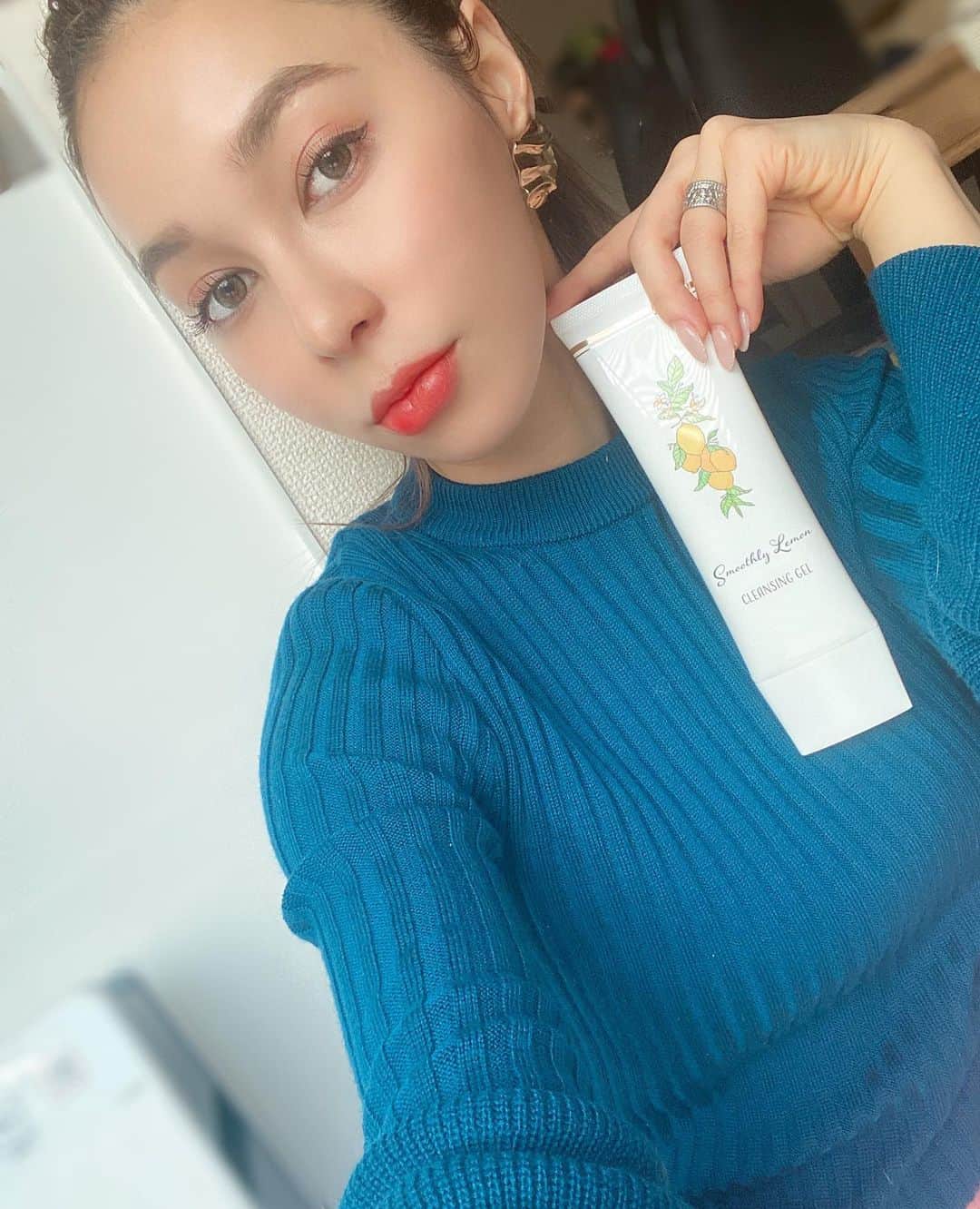 のインスタグラム：「#Review . 毛穴の汚れを綺麗に落とせると聞いて、 使い始めた　Smoothly Lemonクレンジング☝️ 使う度に、黒ずみが気にならなくなってきました💕 コスパが良き♥️ . . Mais um demaquilante em gel(minha textura favorita), Que ajuda a eliminar os pontinhos pretos(cravos)! Amando ♥️ . . . #するっとレモン　#毛穴対策　#毛穴クレンジング　#pr #スキンケア　#クレンジング　#乾燥肌　#美肌　#demaquilante #cuidadoscomapele #vaidosa」
