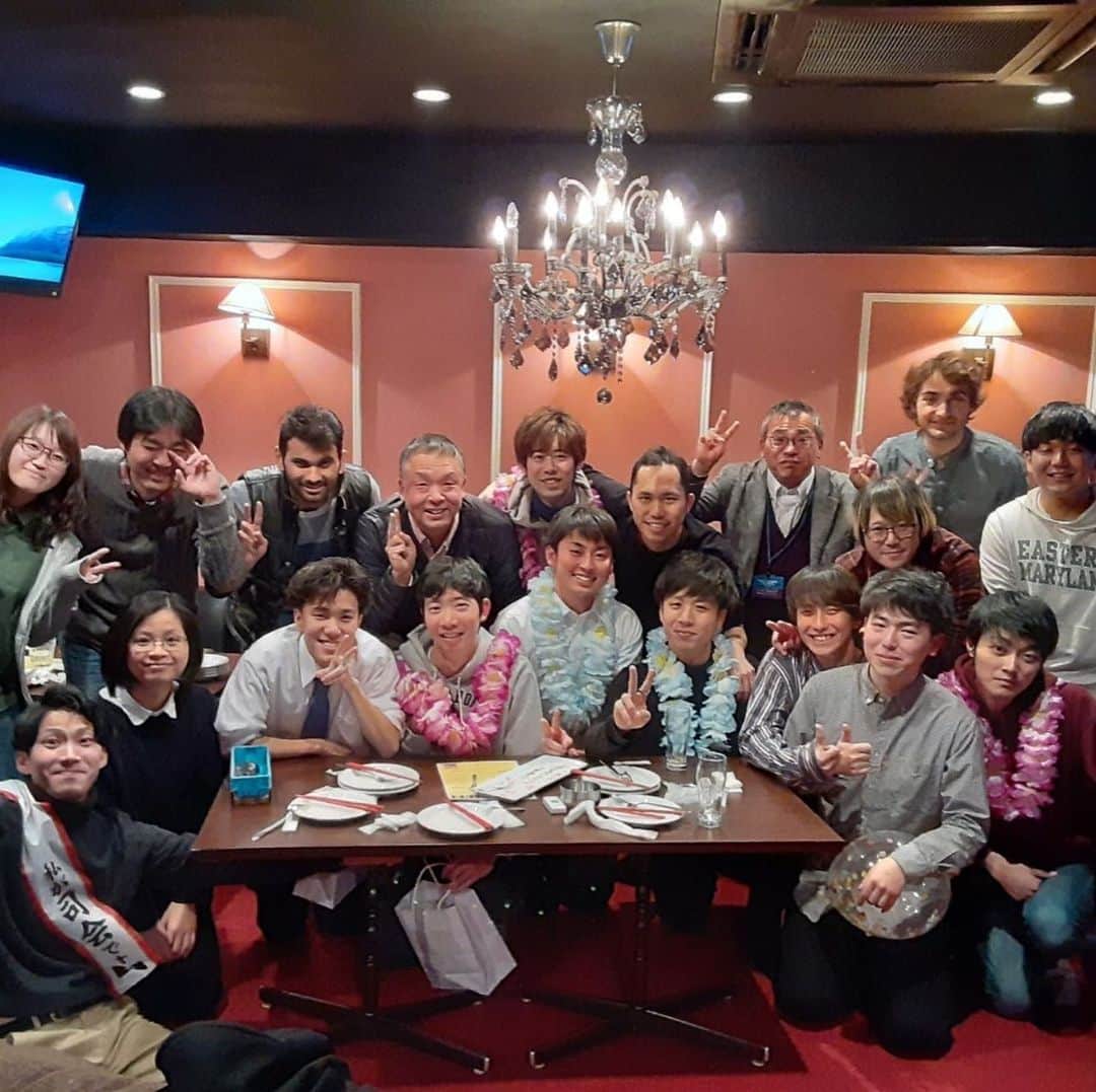 鈴木潤のインスタグラム：「先進材料ハイブリッド工学研究室に配属して研究を始めて3年間本当にお世話になりました。他の学生とは違って、スケートに合わせて研究を進めさせてもらったり、文武両道を追求していくにあたって先生方、周りの方の理解がなければ僕はここまでスケートも学問も充実させることは難しかったと思います。修士課程の2年間でスケートを続けることは想像以上に(絶するほど笑)大変でしたし、なかなか上手く成果を出せない研究もあり、何度も心が折れました。けれど、先生や先輩が根気強く諦めずにいくつものアイデアを与えてくださったおかげで、最後になんとか自分の研究を形にして修士課程を終えることができました。僕はこの方々がいなければ修了できていなかったと言っても過言ではないほどお世話になりました笑 本当にありがとうございました。 ここで学んだことを活かして、新天地で頑張ります。  #先進材料ハイブリッド工学研究室 #北海道大学工学院」