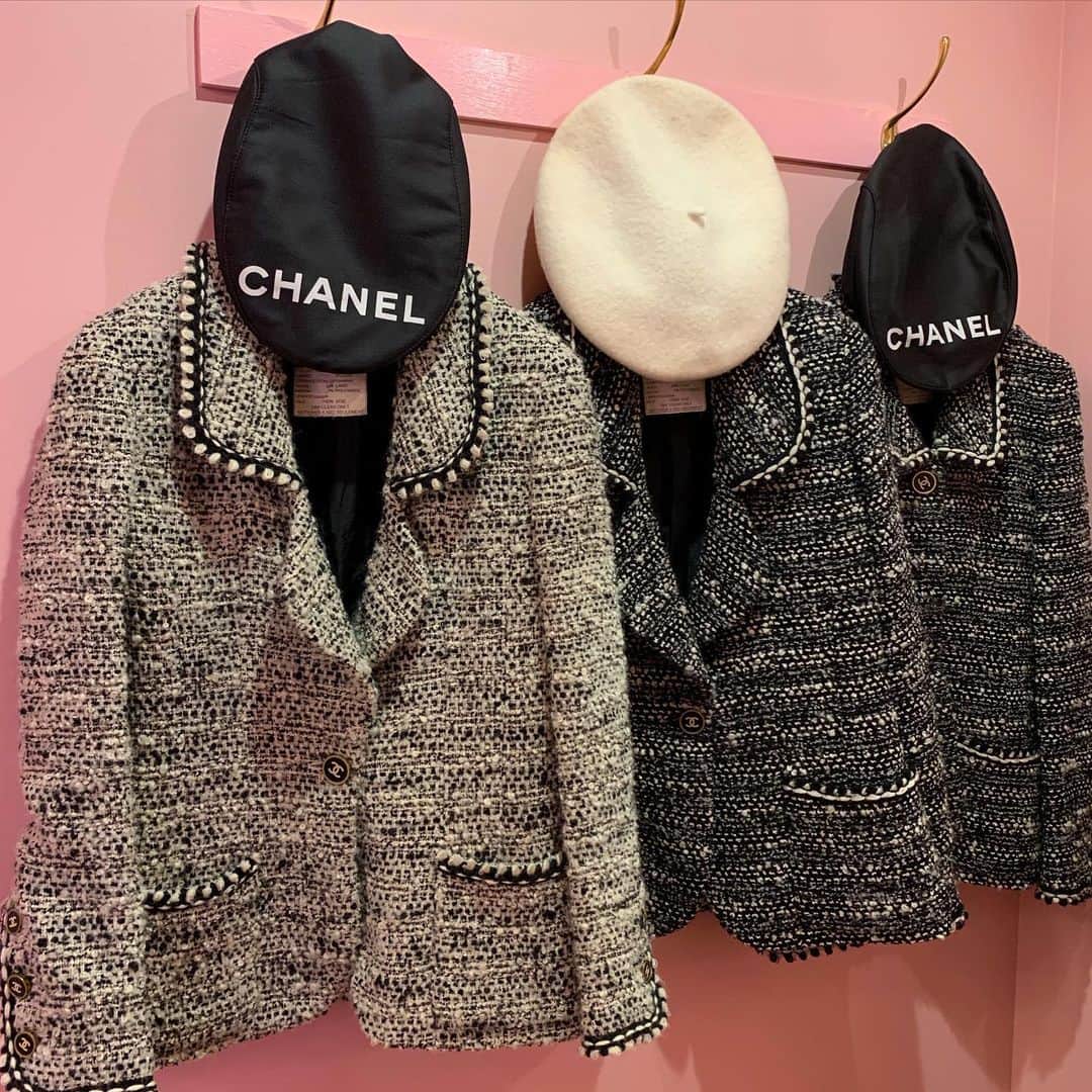 Vintage Brand Boutique AMOREさんのインスタグラム写真 - (Vintage Brand Boutique AMOREInstagram)「おはようございます🛍 AMORE wardrobe オープン致しました！本日の営業時間は11:00~20:00となっております！ 表参道、青山へお出かけの際は、是非AMORE vintageにお越しくださいませ💓 AMORE wardrobe is open 11:00~20:00! Come visit us for the finest vintage Chanel ready to wear collections! :) お問い合わせ /  for more info → ✉️info@amorevintagetokyo.com  #ヴィンテージ #シャネル #ヴィンテージシャネル #ココ #ココマーク #ヴィンテージブランドブティック #アモーレ #アモーレトーキョー #アモーレワードローブ #表参道 #青山 #東京 #vintagebrandboutique #AMORE #amoretokyo #Tokyo #Omotesando #amorewardrobe」2月11日 11時13分 - amore_tokyo