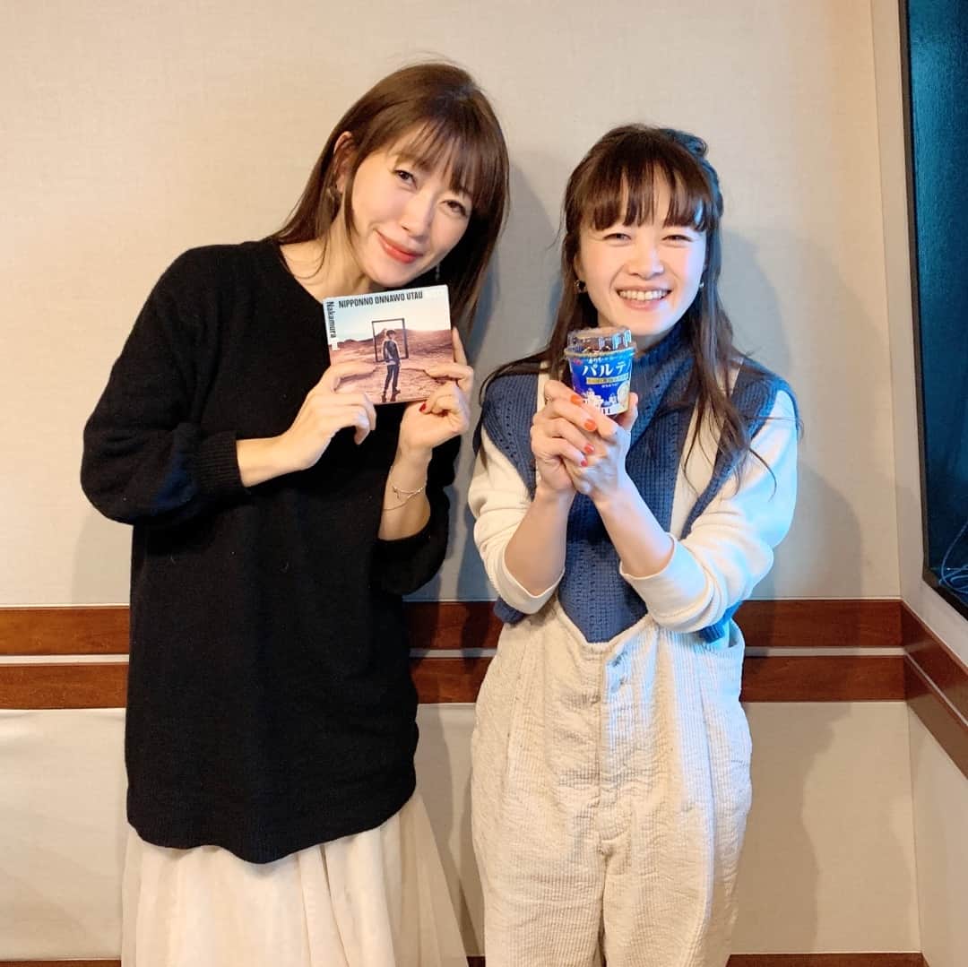 のインスタグラム：「本日の#ディアフレンズ﻿⠀ シンガーソングライターの#NakamuraEmi さんを﻿⠀ お迎えしました‼️﻿⠀ ﻿⠀ 2016年のメジャーデビューから4年﻿⠀ 2月5日にメジャー5枚目となるアルバム﻿⠀ 「NIPPONNO ONNAWO UTAU BEST2」が﻿⠀ 発売されました💿﻿⠀ 「メジャーデビュー」「かかってこいよ」「Don’t」﻿⠀ 「大人の言うことを聞け」など﻿⠀ ヒット曲と新曲を含む全15曲収録の﻿⠀ ベストアルバム✨﻿⠀ ﻿⠀ NakamuraEmiさん﻿⠀ 「ベストだから買ってみようかなぁ﻿⠀ っていう方もいるだろうし﻿⠀ 初めて出会うかたも多いと思ったので﻿⠀ “NakamuraEmiです”っていう﻿⠀ 曲をいっぱいつめこんで…﻿⠀ 基本は自分の経験から書いていることから﻿⠀ 始まった音楽のスタイルなので﻿⠀ 自分に対して嘘がないように﻿⠀ 書くっていうスタイルは変わらずに。﻿⠀ でもやっぱり今はたくさんのお客様の顔が﻿⠀ 少しずつ頭に思い浮かぶようになっているので﻿⠀ あの人達がこれを聞いたらどう思うのかなって﻿⠀ 考えながら作れるようになった。﻿⠀ 最初のころとは歌詞の雰囲気が少しずつ﻿⠀ 変わってきているなっていうのは﻿⠀ ベストアルバムになると感じたりもしました。」﻿⠀ ﻿⠀ そして！スタジオではアルバムに収録されている﻿⠀ 新曲「BEST」をプロデューサーでありギタリストの﻿⠀ #カワムラヒロシ さんと一緒にスタジオ生演奏を﻿⠀ していただきました！！﻿⠀ ﻿⠀ Emiさんのパワフルな歌声と﻿⠀ 嘘のない純度100%の歌詞に圧倒…😭﻿⠀ ﻿⠀ そして、Emiさんとはデビュー前から﻿⠀ 共にやられているカワムラさんから見た﻿⠀ Emiさんの魅力とは？﻿⠀ ﻿⠀ カワムラヒロシさん﻿⠀ 「ステージの力強さとは裏腹の﻿⠀ ものすごくおしとやかな、丁寧な人なんですよね。﻿⠀ 非常に人間的にも参考にすることが多くて﻿⠀ 礼儀のこととか…実はそういうところが魅力かなと。﻿⠀ 本人には絶対言いませんが（笑）」﻿⠀ ﻿⠀ これにはEmiさんも初めて聞いた…﻿⠀ と驚きの様子でした！😆﻿⠀ ﻿⠀ ――――――――――――――――﻿⠀ 【#森永乳業 #CafeTalk】﻿⠀ ﻿⠀ ❓小さい頃から変わらないことは❓﻿⠀ ﻿⠀ 「身長？（笑）﻿⠀ 基本、全体的に子どもの頃から﻿⠀ 変わっていません（笑）」﻿⠀ ﻿⠀ ﻿⠀ ﻿⠀ #NOUB2 #NOU #BEST #厚木﻿⠀ #かかってこいよ﻿⠀ #ふふ #オレンジリボン運動﻿⠀ #新聞 #ばけもの #ミストレス﻿⠀ #甘っちょろい私が目に染みて﻿⠀ #メジャーデビュー #大人の言うことを聞け﻿⠀ #148cm #バレーボール部﻿⠀ #坂本美雨 #ディア #パルテノ﻿⠀ #TOKYOFM #JFN #全国38局ネット」