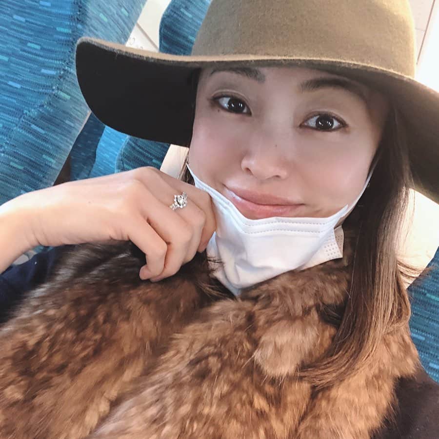 のインスタグラム：「せっかくのお休み。 思い立って初 #伊勢神宮 ⛩✨ 4時間もかかる〜🚅💦 今日はこれから二見輿玉神社→外宮→猿田彦神社→ 明日、内宮⛩→おもかげ横丁散策予定✨ ワクワク✨✨ 何か情報、アドバイスあったらお願いします😉‼️ #一人旅 #伊勢 #たくさんお参りしてこよう #気分転換 #美容アンチエイジング専門医  #黒田愛美」