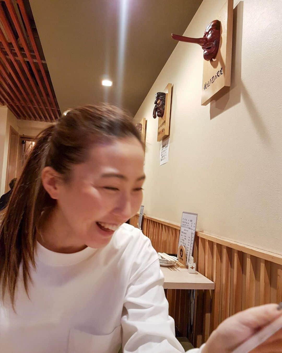 平川はる香のインスタグラム：「. 札幌帰省中唯一飲みにいった日🍻 楽しそうな顔してる。 . ずっと行ってみたかったモツの朝立ちに行って念願のハツバター🤤🧈 やぱバターって魔法の食べ物だな。 ファンキーで面白いお店🙆🏻‍♀️ また行きたい☺︎ . . . #札幌の思い出 #すすきの#モツの朝立ち#すすきのグルメ#ハツバター」