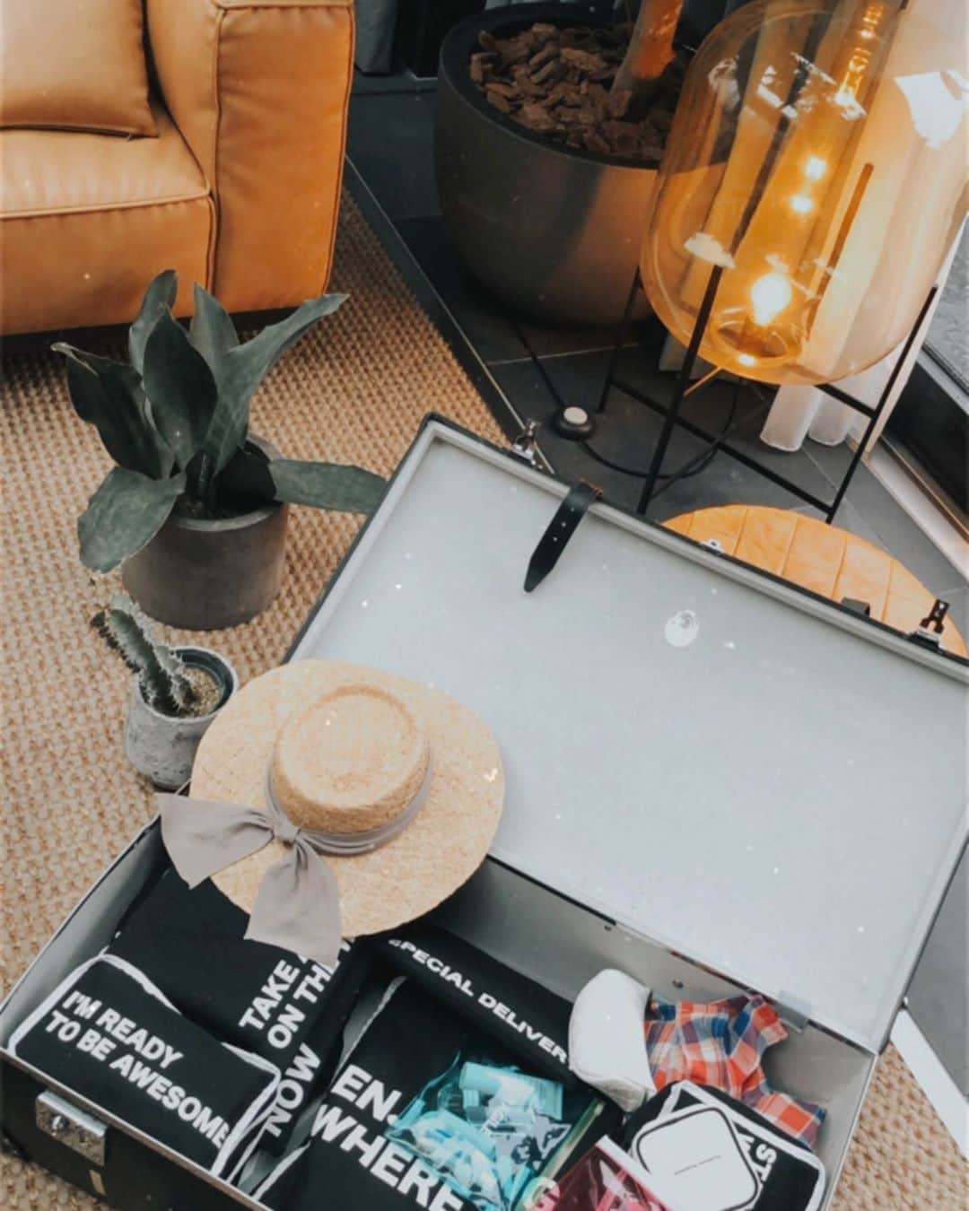 山脇道子のインスタグラム：「✔︎ TRUNK (HOTEL)とPriv. Spooons Clubとのコラボレーションポーチの発売にあたり明日から14日(fri)まで TRUNK (HOTEL)にてPOP UP します🤓 @trunkhotel x @privspoonsclub  人気のシルクパジャマや他のアイテムもあります🎉  写真はPSCオリジナルポーチ コラボアイテムは是非TRUNK(HOTEL)へ 見に来てください😊 #PrivSpoonsClub」