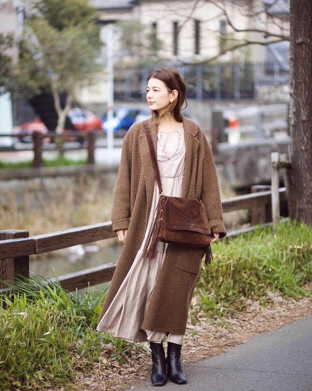 スザンヌさんのインスタグラム写真 - (スザンヌInstagram)「@kumamoto__city がさくっと私服撮ってくれた📷🙏😊﻿ ﻿ 制服のようにたーくさん着てる﻿ @todayful_ のチェックコート🧥に﻿ ﻿ 届いたばかりの　@mite__official ﻿ ワンピース❤︎﻿ ﻿ 仕事始めたころに買った﻿ @chanelofficial のヴィンテージバック❤︎﻿ ﻿ 多少の変化はあっても﻿ 好きなものはずっとすき。﻿ ﻿ ﻿ #もうすぐバレンタイン　だしね﻿ #🍫🍫🍫 ﻿ #ブラウン色に染まれ ﻿ #wear更新 しました❤︎﻿」2月11日 11時29分 - suzanneeee1028