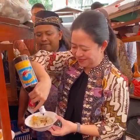 大槻ひびきのインスタグラム：「Perayaan HUT ke-47 PDI Perjuangan di MPR/DPR-RI. . Kali ini perayaannya kita isi dengan semangat bergembira dan berbagi bersama semua orang. Sesuai tema acara “Guyub Rukun Bersama dalam Kegembiraan” 🇲🇨❤️😃. . Acaranya dari 10-15 Februari dan kita isi dengan acara-acara yang bikin semangat. Ada turnamen bulutangkis, lomba mewarnai untuk anak TK, pasar rakyat UMKM, dan ada makan bakso gratis yang saya langsung coba tadi setelah membuka acara. . Hayo siapa yang suka bakso? Ada 8.000 mangkok sudah disiapkan 😊. . #hut47pdiperjuangan #bergembiradanberbagi」