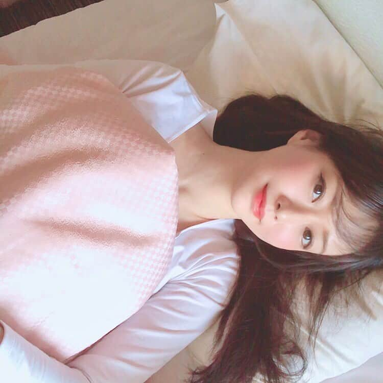 吉山りささんのインスタグラム写真 - (吉山りさInstagram)「お昼の昼寝🛏 イコール  お ひ る ね 😴 ✨ ✨ ✨  #吉山りさ ですか？はい #freelancemodel  #フリーモデル #撮影モデル  #アラフォーママモデル  #アラフォー  #アラフォーママ  #高校生ママ #バスタオル女子 #バスタオルモデル #温泉 #温泉女子 #温泉モデル  #モデル業 基本何でも屋さん🕺🏽 #pv #動画 #web #webcm  皆様に支えられ芸歴24年目✨  これまで 仕事で吉山りさを起用して頂いた 企業様個人様ありがとうございます✨ 💎 選んで頂いたら絶対後悔させません☺️ 💎 #仕事が大好き  でも大変な事も今まで沢山ありました  でも#負けない #好き だから ☺️💕 ただ自分を売り込むのはヘタなので お仕事依頼お待ちしております☺️笑  #bed #寒がり #me #Japanese #女子旅 #travel #spa #goodmorning  #寝起き女子 寝起き良い人好き💕 ✨ ✨ ✨  関係ないけど 屋台の焼きそば食べたい😍」2月11日 11時43分 - oreorerisa