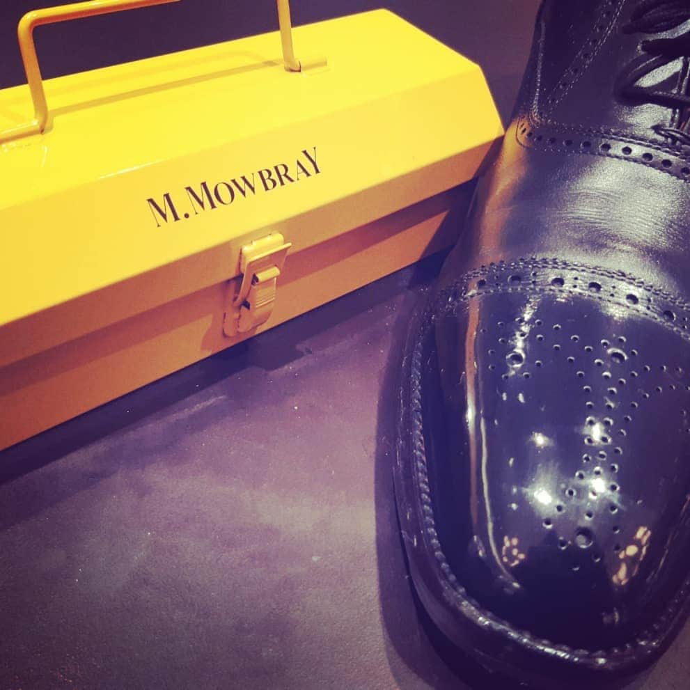 m.mowbrayさんのインスタグラム写真 - (m.mowbrayInstagram)「ツールボックスセット  工具入れを思わせる見た目で 中には靴磨きの道具が入っています。  原色で彩ったカラーは家に置いているだけどもレイアウトとしても映える一品です。  #mowbray#革靴#靴磨き#おしゃれさんと繋がりたい #mowbray 同盟#あしもとくらぶ #ファッション#鏡面磨き#三越#日本橋三越#モゥブレィ#靴#足元#セット @nihonbashi.shoecare」2月11日 11時44分 - m.mowbray