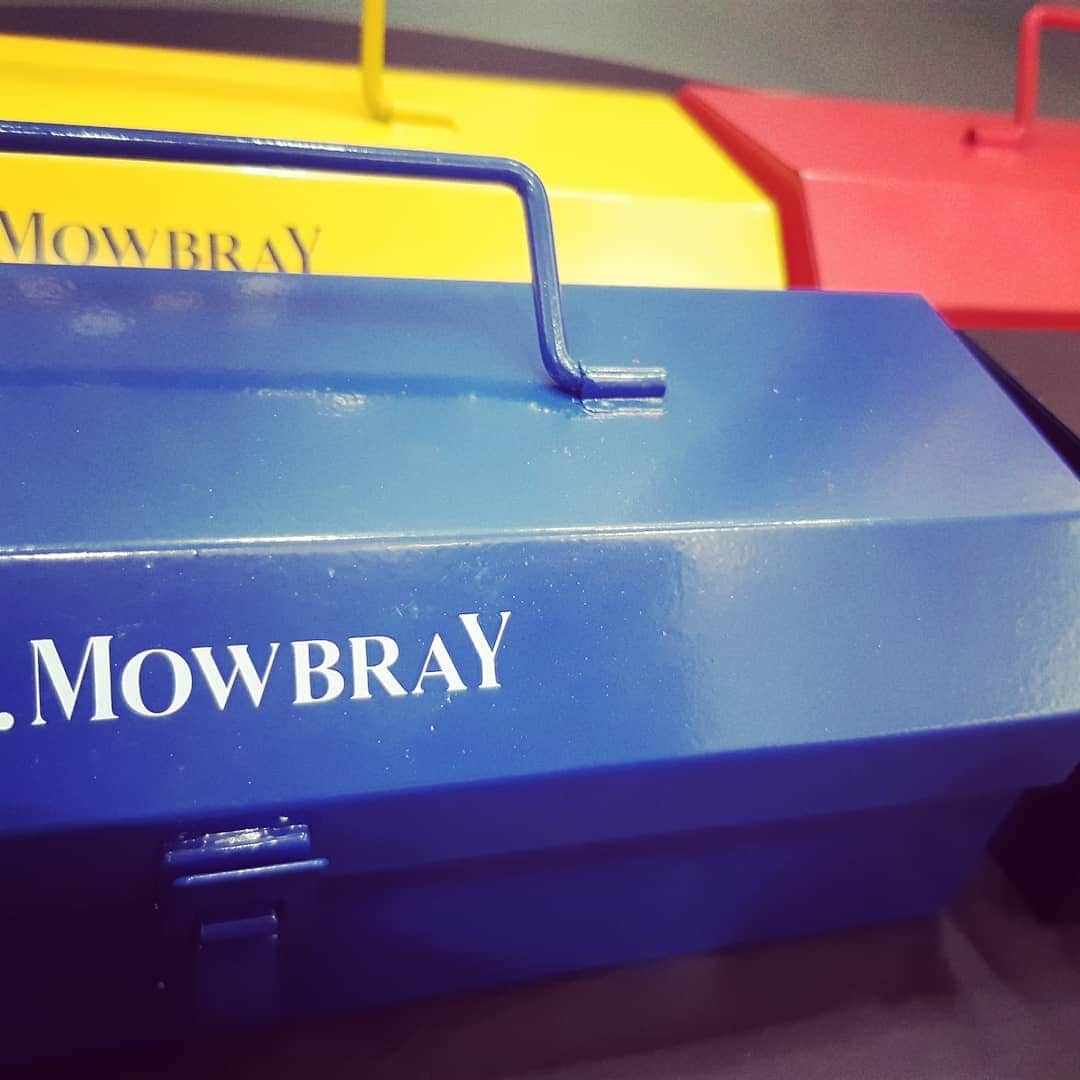 m.mowbrayさんのインスタグラム写真 - (m.mowbrayInstagram)「ツールボックスセット  工具入れを思わせる見た目で 中には靴磨きの道具が入っています。  原色で彩ったカラーは家に置いているだけどもレイアウトとしても映える一品です。  #mowbray#革靴#靴磨き#おしゃれさんと繋がりたい #mowbray 同盟#あしもとくらぶ #ファッション#鏡面磨き#三越#日本橋三越#モゥブレィ#靴#足元#セット @nihonbashi.shoecare」2月11日 11時44分 - m.mowbray