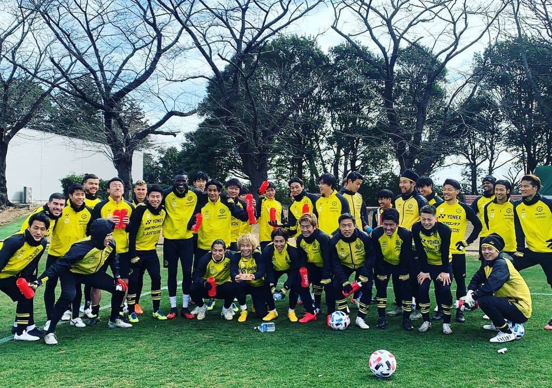 瀬川祐輔のインスタグラム：「. 2月7日で26歳になりました！ お祝いありがとうございました😁 #じろくんの息子と同じ誕生日 #初めて水浴びた #去年までずっと室内 #どちかというと浴びる方が祝われてる感じする #みんなありがとうです #誰が誰にかけてるか丸わかり #いろんな人がいる @naoki24_official 水をかける顔サイコパスやなー こうすけ興奮しすぎてカメラ忘れてんなー @r.yamazaki11 水持ってること忘れてんなー @mitttsumaru 逆にその立ち位置で持ってるなら絶対かけろ @yamagozero ちょっとは動け😂」