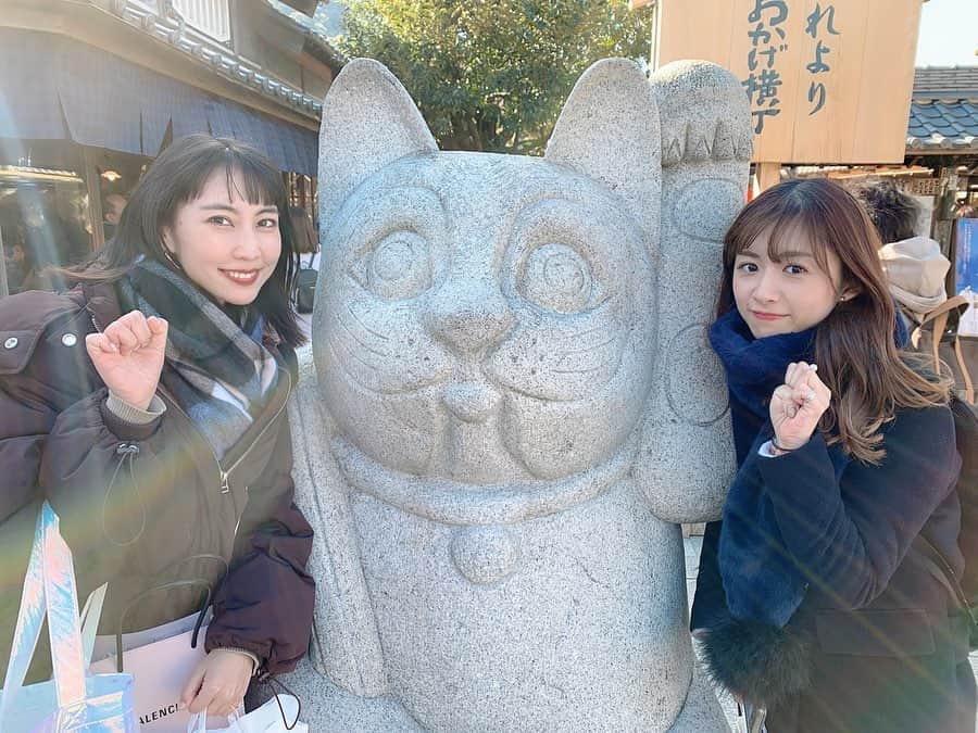 のインスタグラム：「毎年恒例！槙田さん家の紗子さんとお伊勢参り🦐今年で3度目♡今年はまた一段と楽しかった☺️1日目は伊勢うどん→伊勢神宮/外宮→内宮→おかげ横丁→猿田彦神社⛩ 3度目になるとこなれ感出てきて、16時にはホテルの温泉に入るという充実ぶり♨️。 伊勢神宮に行くとリセットされたような清々しい気持ちになります☺️」