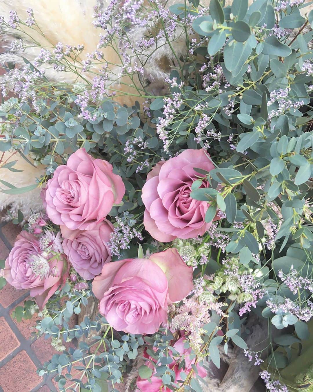 ハミ さんのインスタグラム写真 - (ハミ Instagram)「・ 高砂はソファーにしました🛋🌱 装飾のお花は白×緑×くすみピンクで、白の分量多めでオーダー🤍 ・ お花屋さんとプランナーさんと打ち合わせをさせていただいて、スクショした写真を見てもらったり、 イメージを伝えながら固めていきました☺️💐 ・ 完成形は当日しか見れないから、楽しみにしつつ少し不安でもあったんだけど、 想像以上に可愛いくておしゃれで感動でした🥺🙌❤️ 頭上のモフモフ×ヒラヒラは絶対やりたかったの🥰 ・ インスタで #卒花嫁 さんのレポを色々参考にさせてもらったので、 今度は私も、 少しでもお役に立てればなぁと思います🌱🌱 ・ ・ ・ ・ #卒花嫁レポ #高砂装花 #高砂装飾」2月11日 11時55分 - hami0519