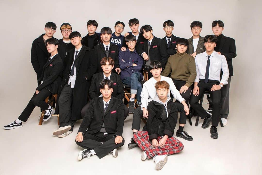 チ・ミンヒョクのインスタグラム：「3학년 2반 수고많았고 다들 성공하자 화이팅💯 #흥덕고#3-2#졸업」
