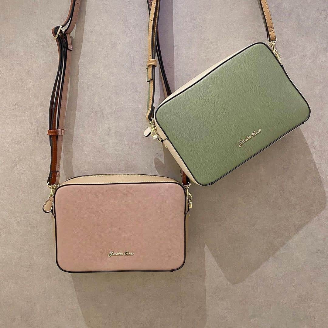 のインスタグラム：「. . ロミーショルダー No.16075 Color:ブラック、グリーン、アイボリー、モーヴ、レッド、ピンク Price:¥6,500(＋tax) . . 東急プラザ表参道原宿店 Tokyu Plaza Omotesando Harajuku 📞03-6804-1361 OPEN/11:00〜21:00 . . #jewelnarose #ジュエルナローズ#tokyo #harajuku #原宿#東急プラザ表参道原宿#新作#表参道#2020ss#春夏#春コーデ#お出かけコーデ#デートコーデ#ミニバッグ #モテコーデ #tokyuplaza#omotesando#shibuya#shoulderbag#sightseeing #newitem#spring#summer#cordinate#kawaii#fashion#newarrivals#东京#旅游#日本旅游」