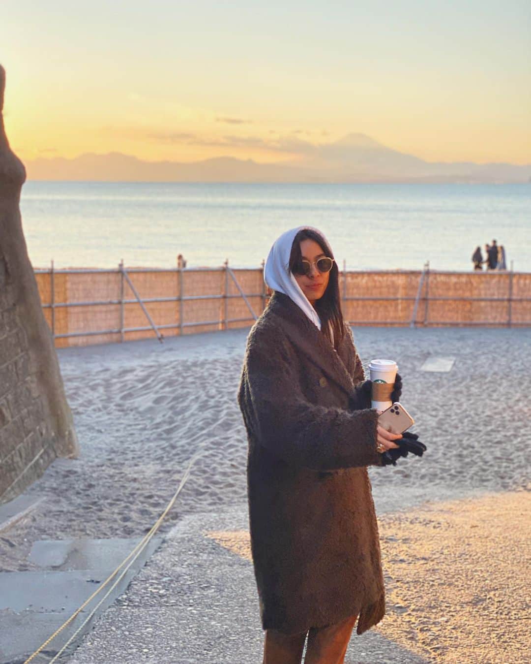 MiChiのインスタグラム：「Just what the doctor ordered 🖤 海がとっても必要だった。ありがとう🙏✨ #zushi#moritobeach#japan#beach#fujimountain#富士山#マイカップを忘れちゃったのこの日ごめんね 😭」