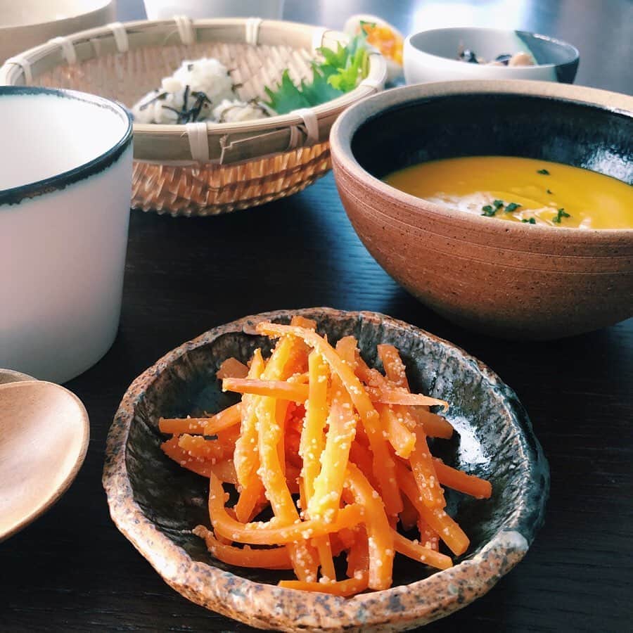 原田沙奈子さんのインスタグラム写真 - (原田沙奈子Instagram)「天気の良い祝日あさごはん。 ・塩昆布おにぎり ・カボチャスープ ・ニンジンたらこ炒め ・煮卵 ・豆サラダ ・空豆 ・納豆 少し余裕があったからアマネが大好きなカボチャスープ作った。 他のお料理に目もくれず大きなひと口で一気に飲み干し、即おかわり。 相変わらずカボチャスープがお好きなようで。笑 最後の動画でも言ってたけど今日のカボチャはすごく甘かったから味付けなし。 カボチャとニンジンと玉ねぎを圧力鍋で柔らかくしてからブレンダーでペースト状にして豆乳でのばして。 たくさん出来たから1食分ずつ保存容器にいれて冷凍。←ホントすごく役立つ これでしばらく泣く子も黙らせられるわ。笑  そして、来たきた！この季節！の空豆。 これ全部食べて「まだあるぅー？」って言っちゃってたからね。←1日1袋ペース  塩昆布入れたチビおにぎりはアマネが作ってくれた。 （100均で買った小さい丸のおにぎり作れるやつ） 容器に入れて振るだけで作れるからアマネにもお手伝いしてもらえて良き。  皆さまも素敵な休日を♡ #おうちごはん#あさごはん#カボチャスープ#サナコ_お料理」2月11日 12時06分 - sanakoharada