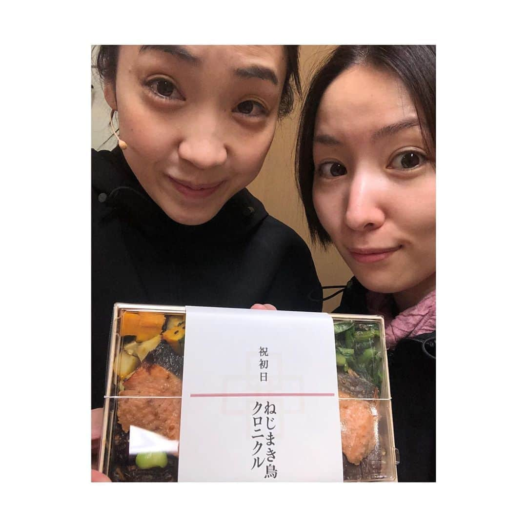 徳永えりさんのインスタグラム写真 - (徳永えりInstagram)「... 「ねじまき鳥クロニクル」 本日からいよいよ開幕です🦜 破壊と創造を何度も何度も繰り返した日々、 全員が見えない〈何か〉に導かれるように、 今日という日にたどり着いたように思います🌱 奇妙で少し歪で、だけど美しいこの世界を、 楽しんでいただけると幸いです🙏 どうぞ皆さまそれぞれの出口を探しに、 劇場にいらしてください☺️ ' 写真はクミコ役の成田亜佑美さん🌷 お稽古中よく私のことをギュッとしてくれて、 一緒に困難に立ち向かってくれました😌 楽屋も一緒なの、らぶ❣️」2月11日 12時10分 - eri_tokunaga.official