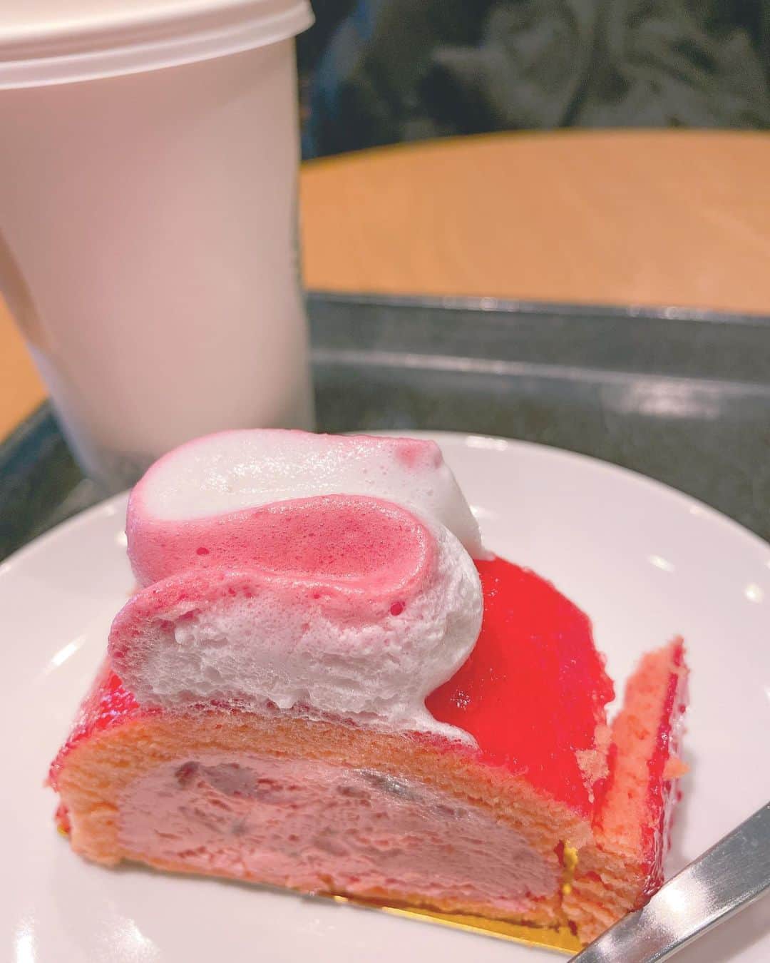 妃海風さんのインスタグラム写真 - (妃海風Instagram)「. . 朝ケーキ🍰🌞 . 血糖値とときめき摂取して 今日も笑顔で 前進しましょ👼🌈 . . #ケーキばっか食べてませんからね #昨夜は焼肉食べました #ちゃんとしたものも #食べてますからね笑」2月11日 12時16分 - fuhinami_official