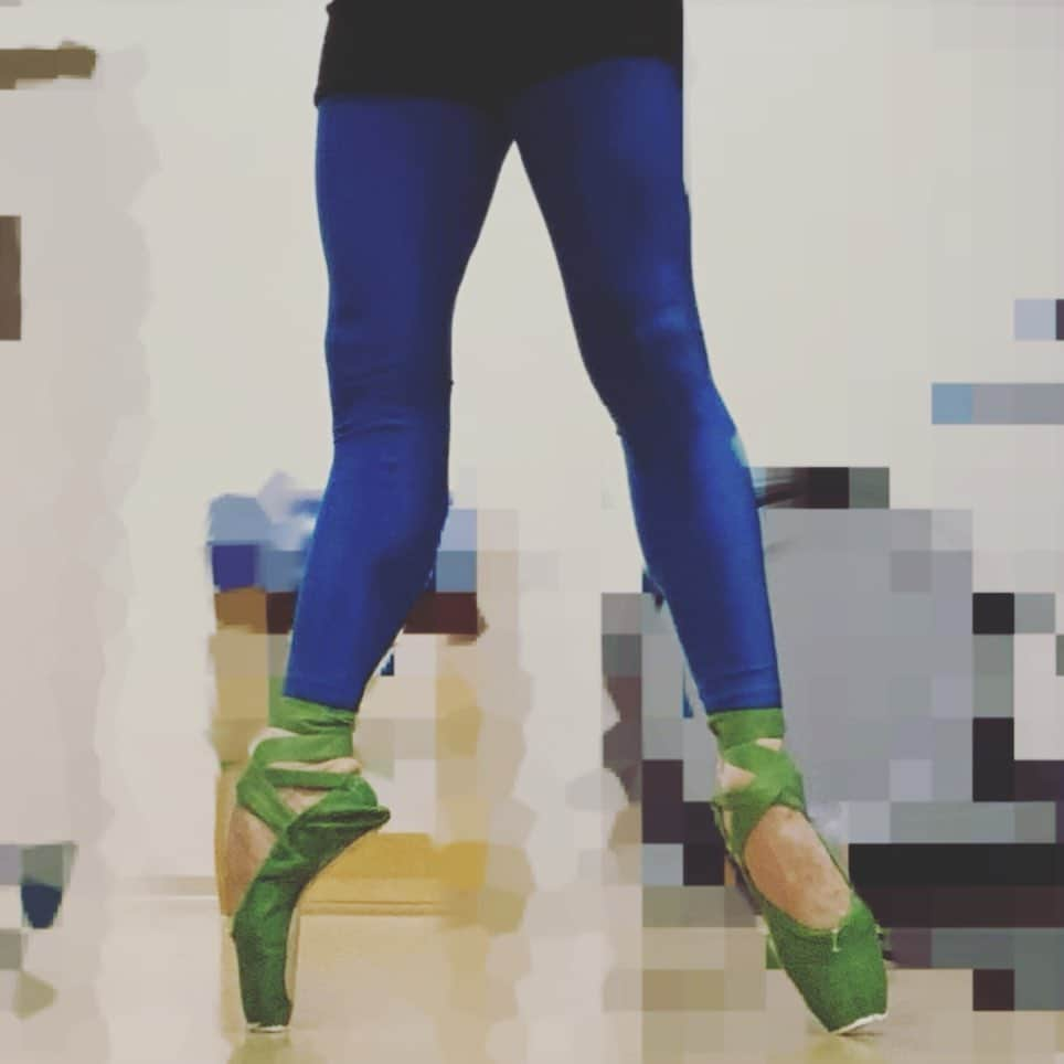 倉永美沙さんのインスタグラム写真 - (倉永美沙Instagram)「Day off to-do list. Breaking in my green shoes 👠 ミドリのシューズならし。#ballet #ballerina #ballerinalife #happy #happiness #dance #art #幸せ #バレエ #バレリーナ #rehearsal #work #season #program #next」2月11日 12時16分 - misakuranaga