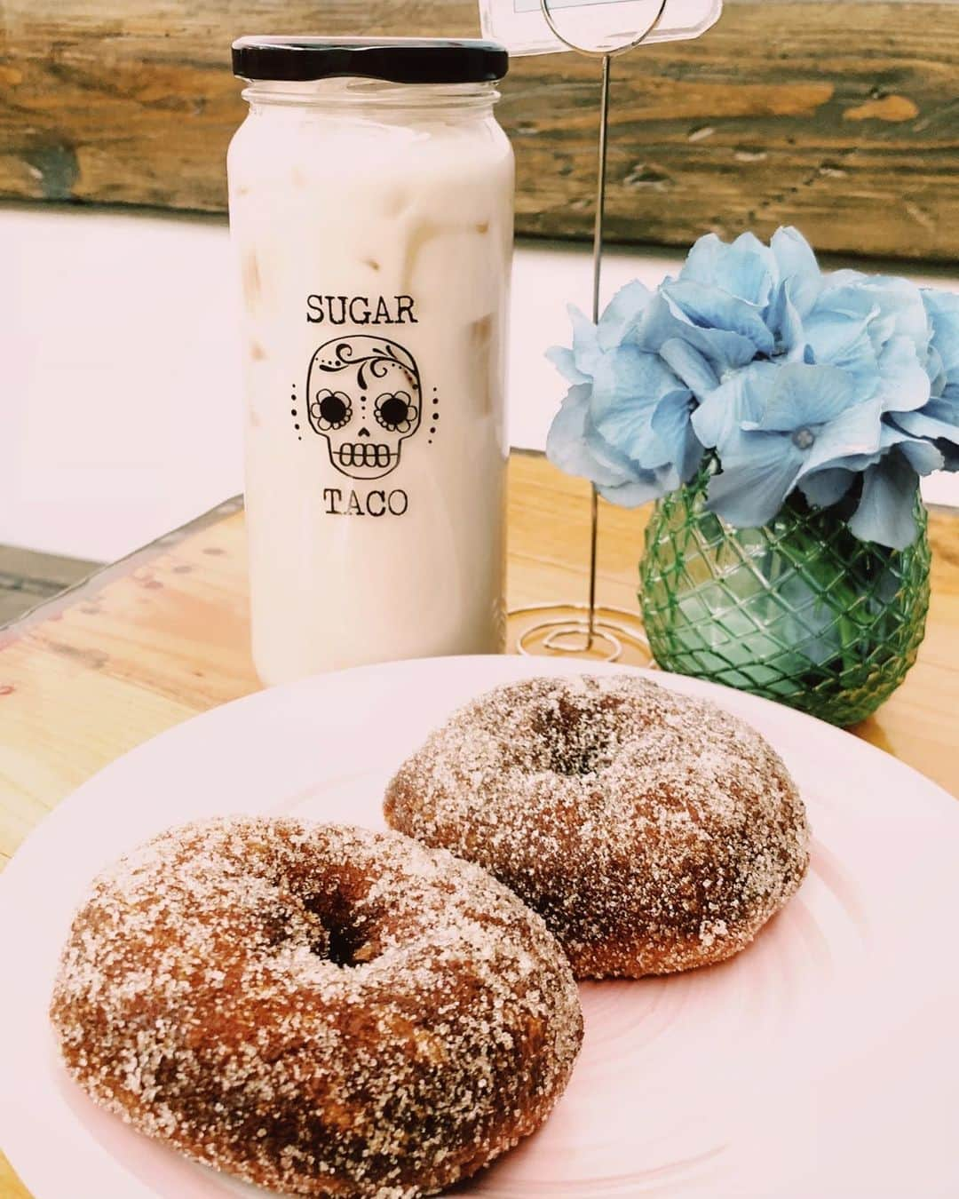 エミリー・シアーズさんのインスタグラム写真 - (エミリー・シアーズInstagram)「Two words: Churro donuts. @sugartaco . #vegan #plantbased #foodporn #churros #donuts」2月11日 12時23分 - emilysears