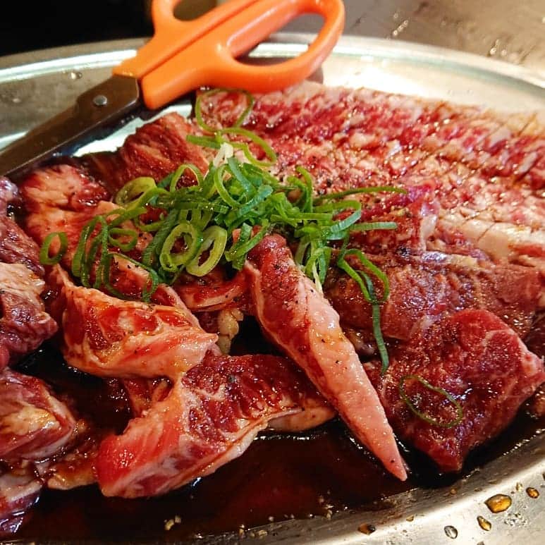 和田益典さんのインスタグラム写真 - (和田益典Instagram)「◆ 昨日の晩ごはん . . 真ん中の厚切りタンが一番美味かったかも。 . . たまに行くそこそこリーズナブルな店です。 . 赤身の盛合せは、決して上級肉ではないが色んな肉食べれるし、〆の辛ラーメンはインスタント麺ならではの味がある。 . ここの生はツーモルなので、俺はいつもドライ大瓶→レモンサワーの流れとなる。 . 好物の丸ちょうは、ちょっと油が多過ぎてデブスな俺でもキツかったかも。笑 . . さぁ月末は羽曳野より肉テロをお届け予定！ . . . #焼肉 #焼き肉 #やきにく #ヤキニク #にく #にくすたぐらむ #肉スタグラム #肉食 #肉 #牛肉 #飯テロ #焼肉屋 #タン #厚切りタン #タン#まるちょう #ホルモン #赤身肉 #てっちゃん #辛ゲッチラーメン #ラーメン #辛ラーメン #満腹 #瓶ビール #レモンサワー #beef #beer #dinner #yesterday #foodstagram #food . .」2月11日 12時24分 - masunori_wada