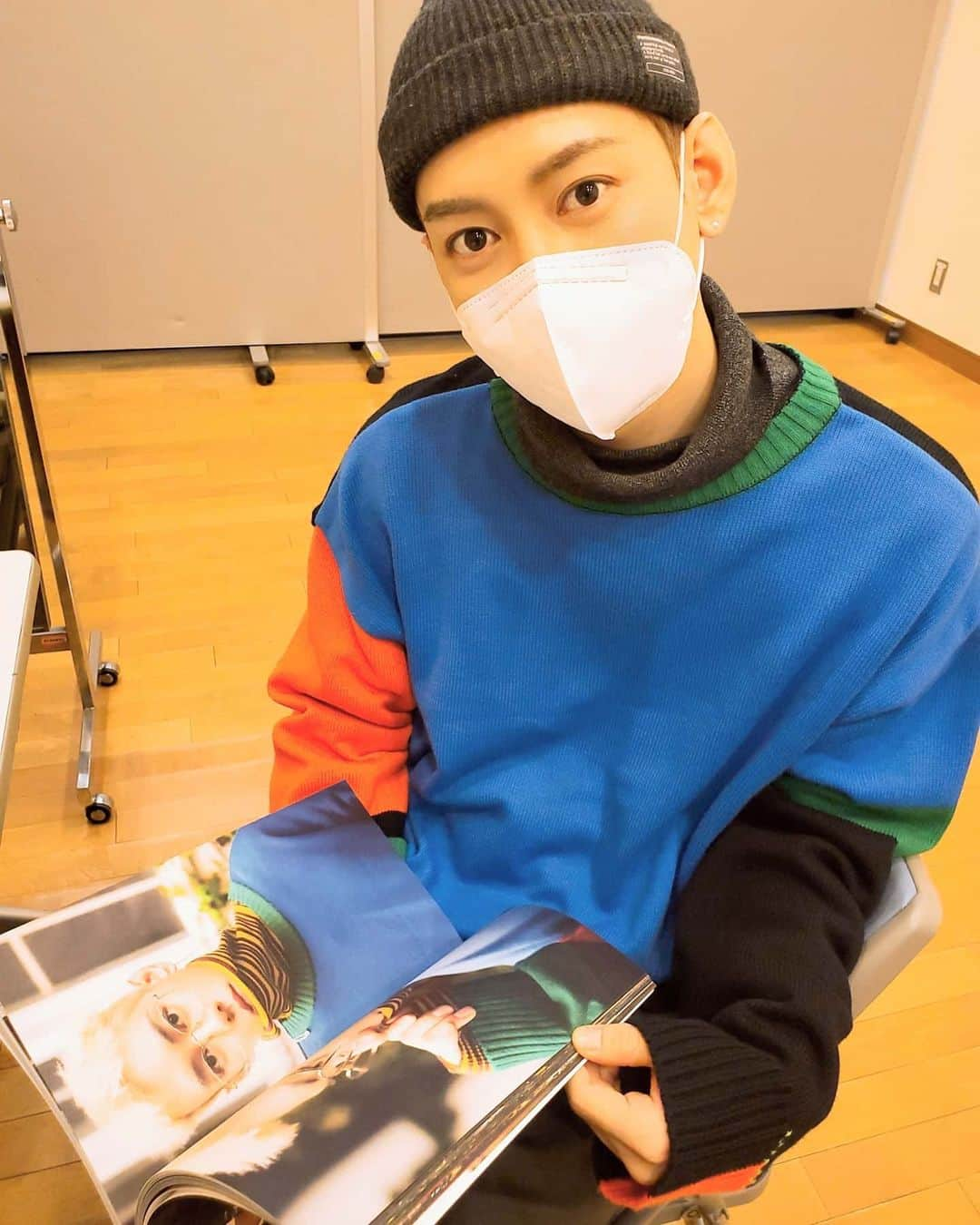 MYNAME【公式】のインスタグラム：「只今第2部開催中🖋️✨﻿ ﻿ 📷楽屋フォト📷﻿ ｢MYgirlはどのページが好きかな？｣﻿ ✴︎-----------------------------✴︎﻿ 『GUNWOOソロ写真集｢同行｣プレミアム特典イベント』﻿ 📅2020年2月11日(火)﻿ 🎪東京：北千住シアター1010﻿ 1部 10:30～11:30 2ショット+トーク﻿ 2部 12:00～13:00 私物名前入りサイン+トーク﻿ 3部 13:30～14:30 セルカ+トーク﻿ 4部 15:30～16:30 ロングトーク﻿ 5部 17:00～18:00 2ショット+トーク﻿ 6部 18:30～19:30 セルカ+トーク﻿ 🎟特典参加券残りわずか販売中❗️﻿ ✴︎-----------------------------✴︎﻿ #MYNAME #GUNWOO #同行」