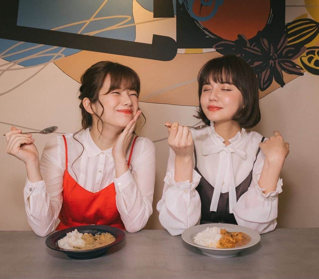 西谷菜々のインスタグラム：「. L and 6curry🍛﻿ LEBECCA boutiqueさんと6curryさんの﻿ コラボワンピースのモデルをさせていただきました🌹﻿ ﻿ 可愛いワンピースと美味しいカレー、﻿ 憧れの方々に囲まれての撮影が﻿ とても刺激的な時間だった…🥰﻿ ﻿ コラボアイテムは3/1発売♥﻿ 詳しくは @lebecca_boutique @6curry をチェック✔️﻿ ﻿#lebeccaboutique #レベッカブティック #エルアンド #6curry」