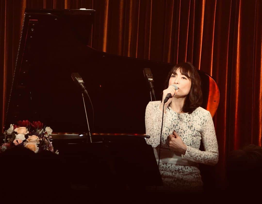 松本英子のインスタグラム：「9日のLIVEで頂いた可愛いお花たちを💐朝から生け替えて、これまたいただいたバレンタインのsweetsたちを味わいながら☕️お手紙をゆっくり読ませて頂いてます☺️💓 めちゃめちゃ幸せな時間✨✨✨デス」