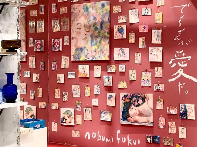 のインスタグラム：「【INFORMATION】 destination Tokyo 福井伸実個展「でもぜんぶ愛だ。」 ． @destination_tokyo のウィンドウにて、アーティスト 福井伸実 @xnbm による作品の展示販売がスタート。新宿という街で行き交うすべての人々へ、格別の愛を。バレンタインに合わせて、多様な愛のあり方について絵と言葉で表現します。2月14日(金)はご来場の方へささやかなプレゼントをご用意し、作家本人も在廊します。 ． ■期間: 2月10日(月)～2月16日(日)﻿ ■福井伸実 来店: 2月14日(金) 18:00-21:00 ﻿ #art #exhibition #展示 #展覧会 #hpgrpgallerytokyo #detinationtokyo #LUMINE #ルミネエスト #福井伸美 #2月14日 #バレンタイン #現代アート #hpfrance #アッシュペーフランス #howpeoplelive」