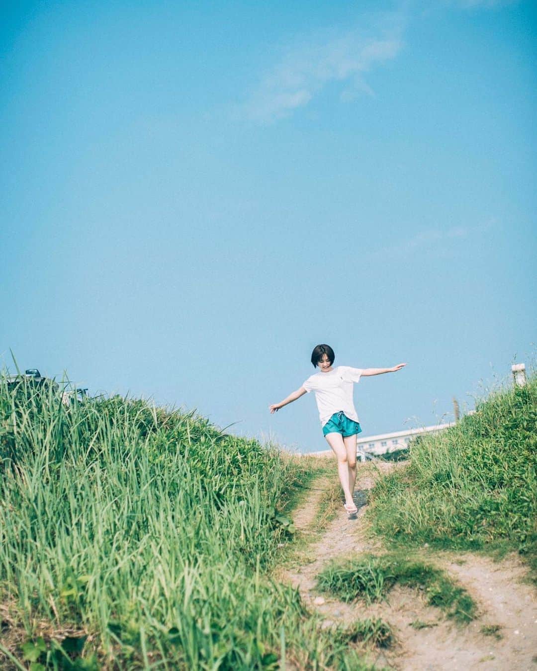 宮司愛海「まっすぐ」公式のインスタグラム：「サーフィンロケはこんなに 快晴の中行われました！「まっすぐ」発売中です❣️ #まっすぐ #宮司愛海 #フジテレビ #スパーク #SPARK #フォトブック #サーフィン #オフショット」