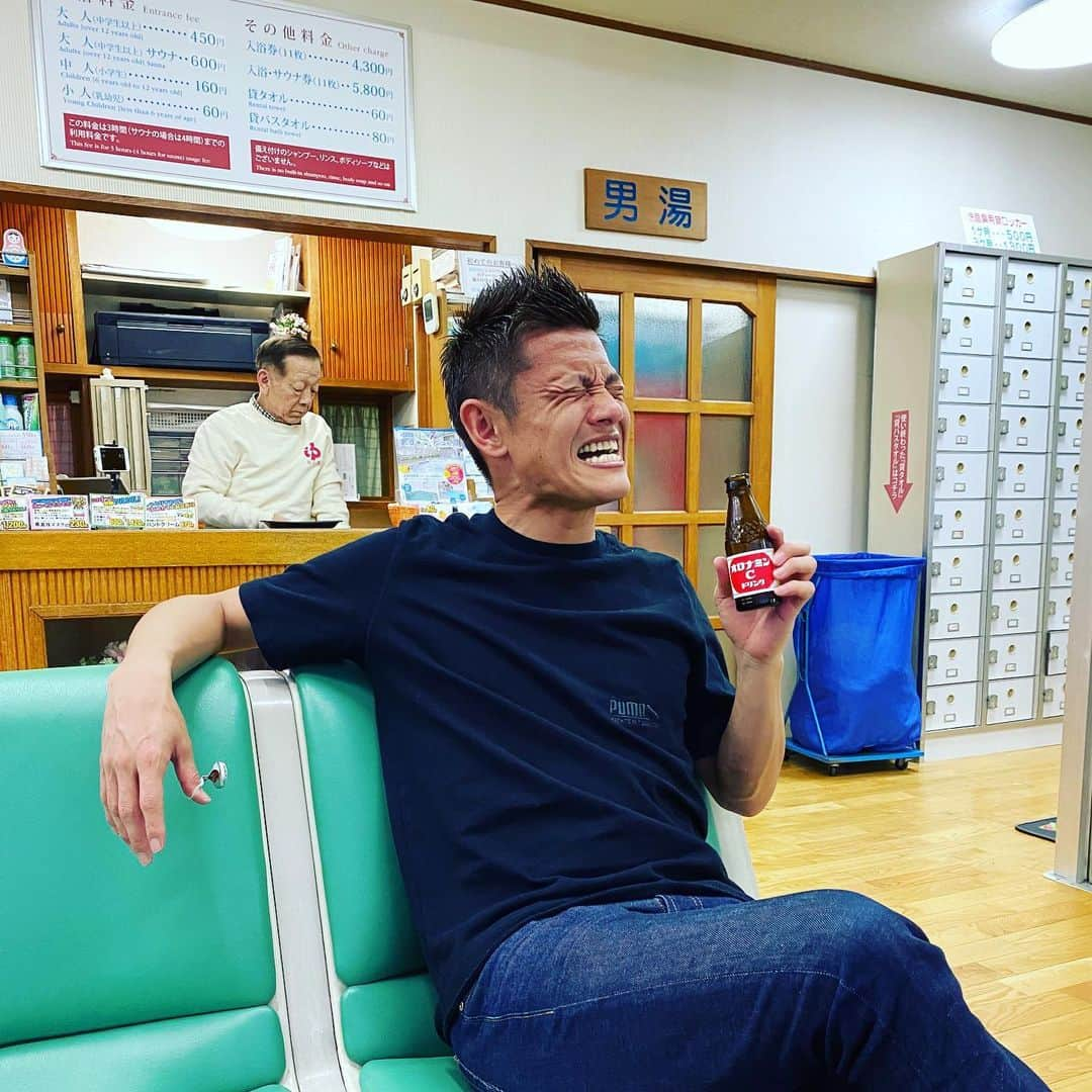 播戸竜二さんのインスタグラム写真 - (播戸竜二Instagram)「『20キロ🏃‍♂️』 ・ 故郷の象徴・姫路城の周りを20キロ走って来ました！ ・ 最初は快適でしたが、12.3キロを超えて辺りから、足が棒になりました…。まさに棒とはこの事で、今までに無い感覚で、自分自身もビビりました😵 ・ サッカーでも感じた事ない感覚。20キロでこれなら、42.195キロなんて絶対無理やん！ってちょっと凹みました…。 ・ 風邪で体調崩してたのと、エネルギーの取り方がよくなかったのと、ちょっと寒かったのと、いろいろな事を言い訳に、本場は完走できると信じています！（笑） ・ 気持ち！気持ち！気持ちで何とかなると思ってたけど、気持ちだけではどうにもならない現実をみました😵 ・ 3月1日の10:50スタートの丹波篠山ABCマラソンまで、20日を切りました。しっかりトレーニングして、やり切ります！😁 ・ いろいろアドバイスお願いします🙇 ・ ・ #丹波篠山ABCマラソン #丹波篠山市 #姫路城 #castle  #姫路城マラソン #もあります #先生と久しぶりの再開 #終わってお風呂 #オロナミンC #実家取材 #ユニフォーム達 #全部探せず #父語る #放送は3月7日のABC朝日放送」2月11日 12時41分 - ryuji_bando